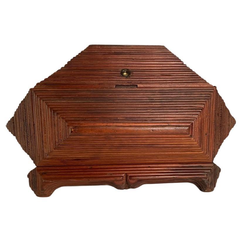 Caja Tramp Art, gran escala y forma inusual. Alrededor de 1900 en venta
