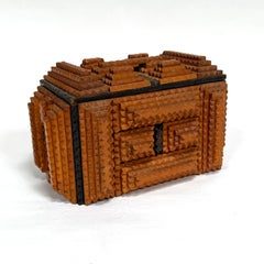 Tramp Art Carved Box with Handled Lid (Boîte sculptée avec couvercle à poignée)