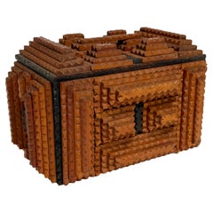 Tramp Art Carved Box with Handled Lid (Boîte sculptée avec couvercle à poignée)
