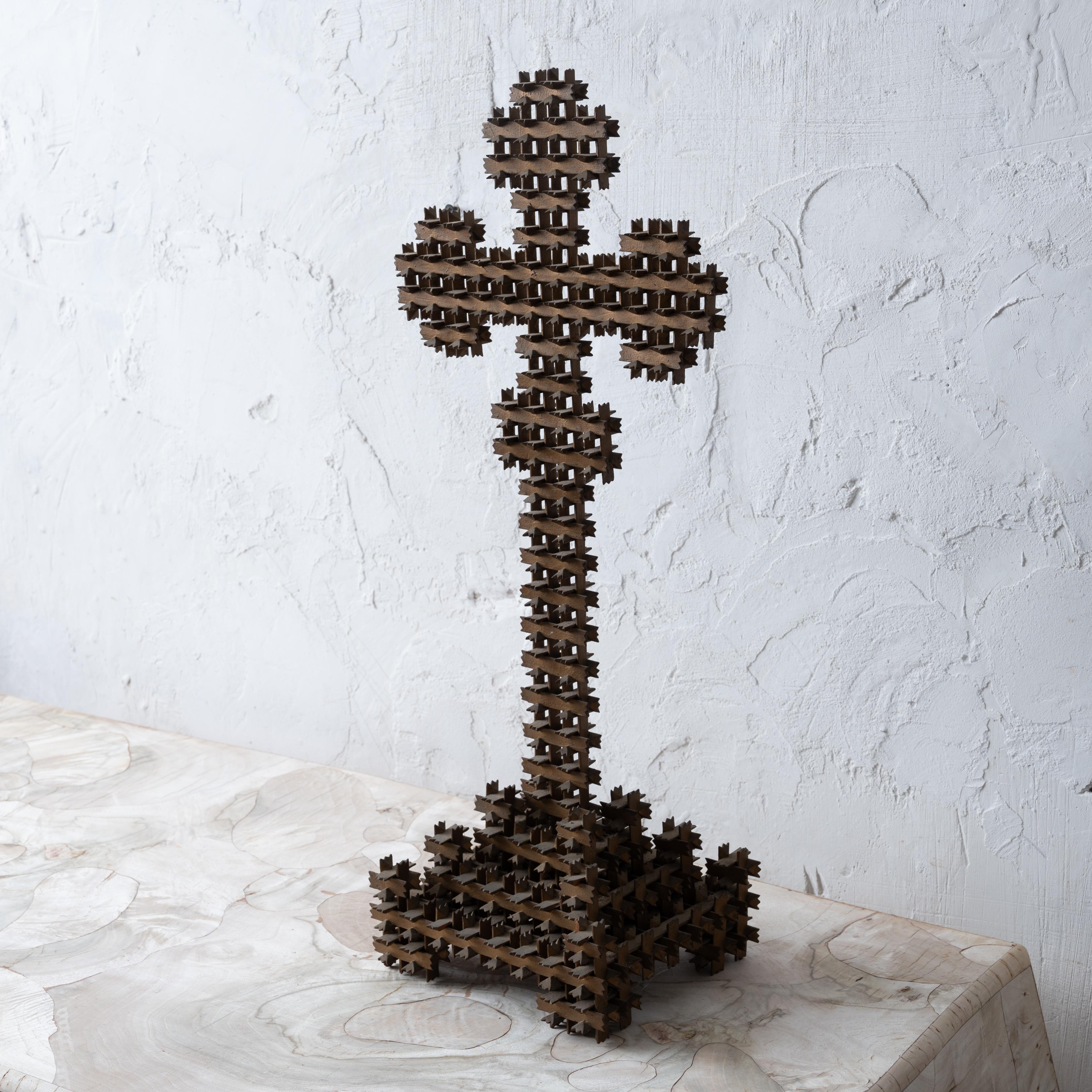 Tramp Art Dornenkrone Stehendes Kreuz im Angebot 3