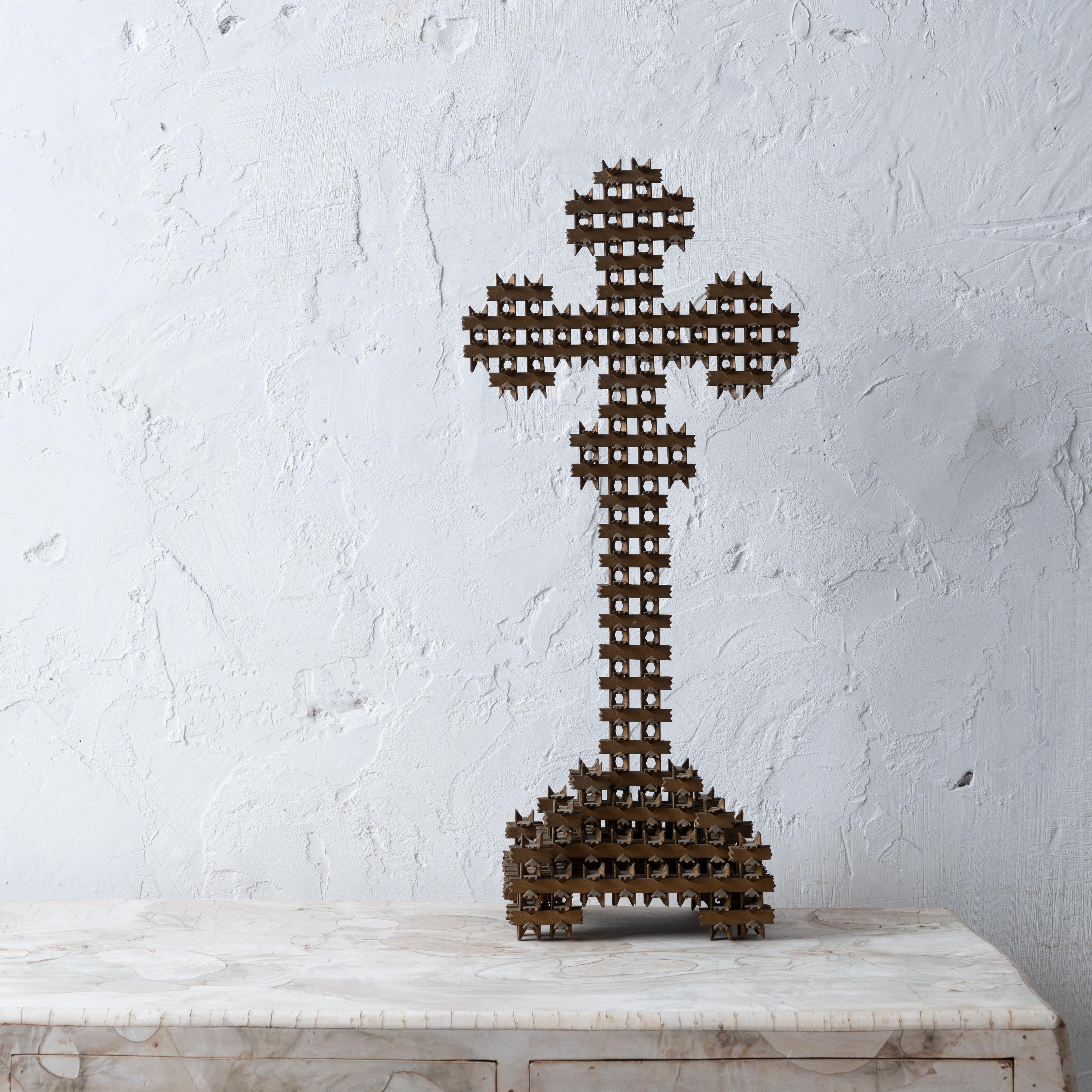Tramp Art Dornenkrone Stehendes Kreuz (Volkskunst) im Angebot