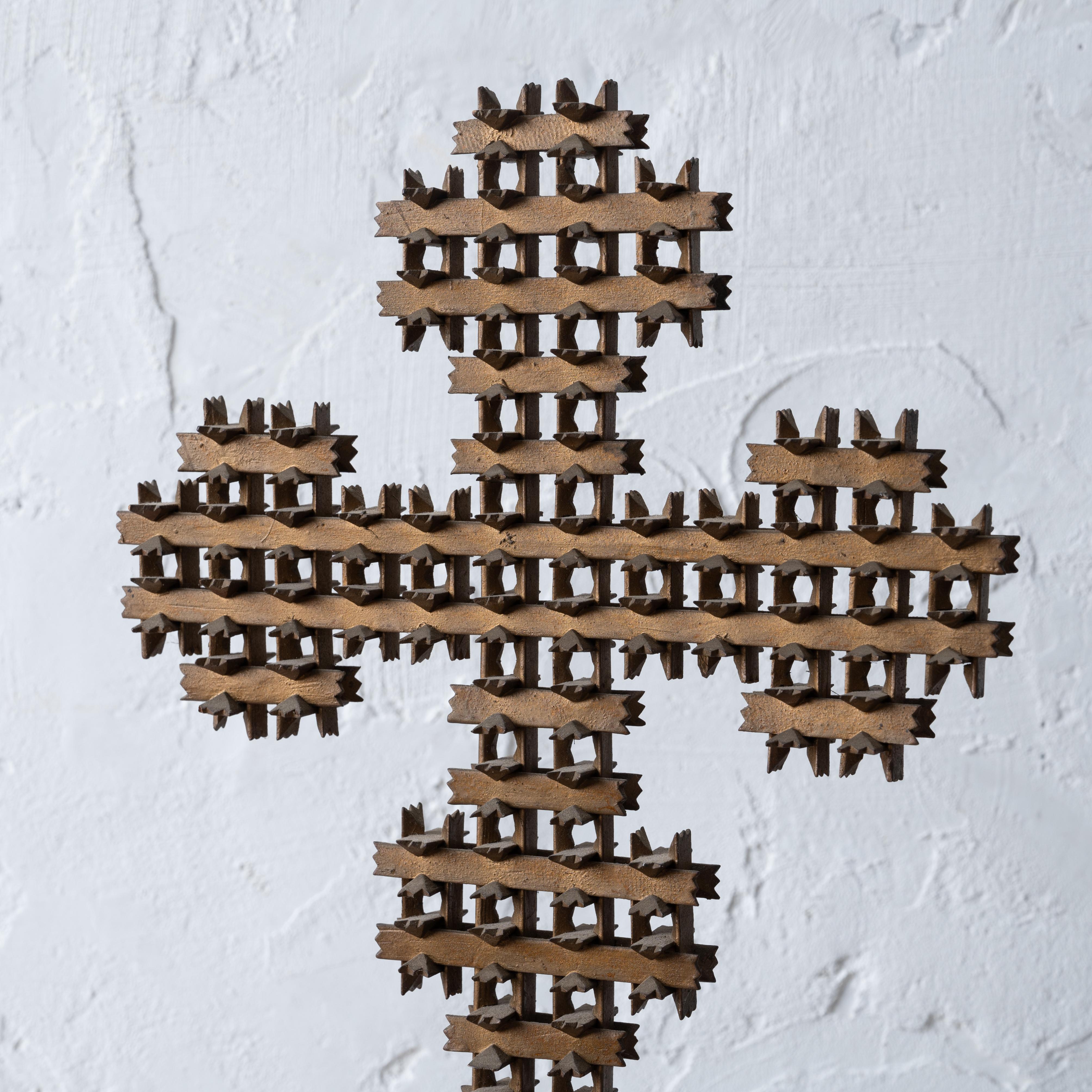 Tramp Art Dornenkrone Stehendes Kreuz im Zustand „Gut“ im Angebot in Savannah, GA
