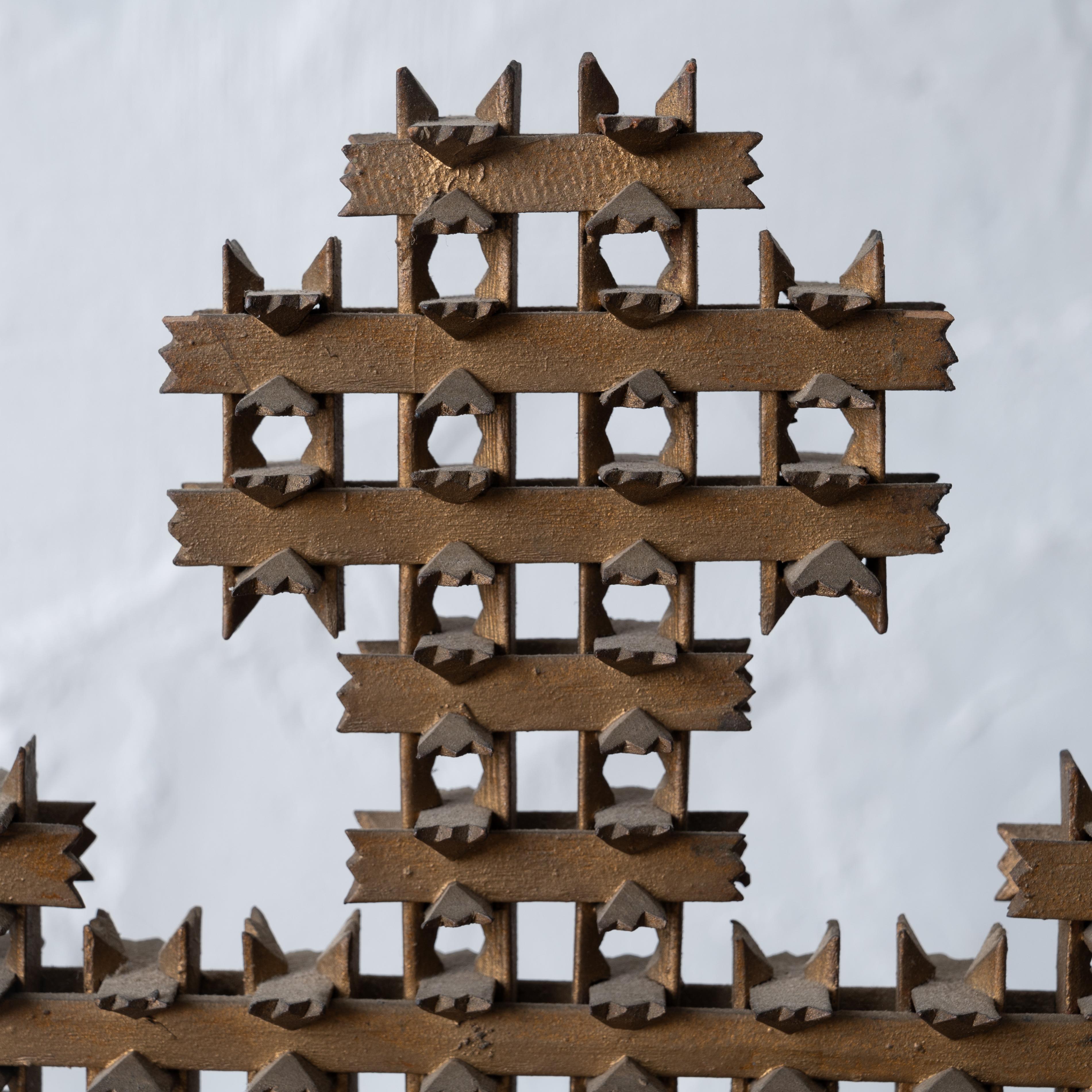 Tramp Art Dornenkrone Stehendes Kreuz (Holz) im Angebot