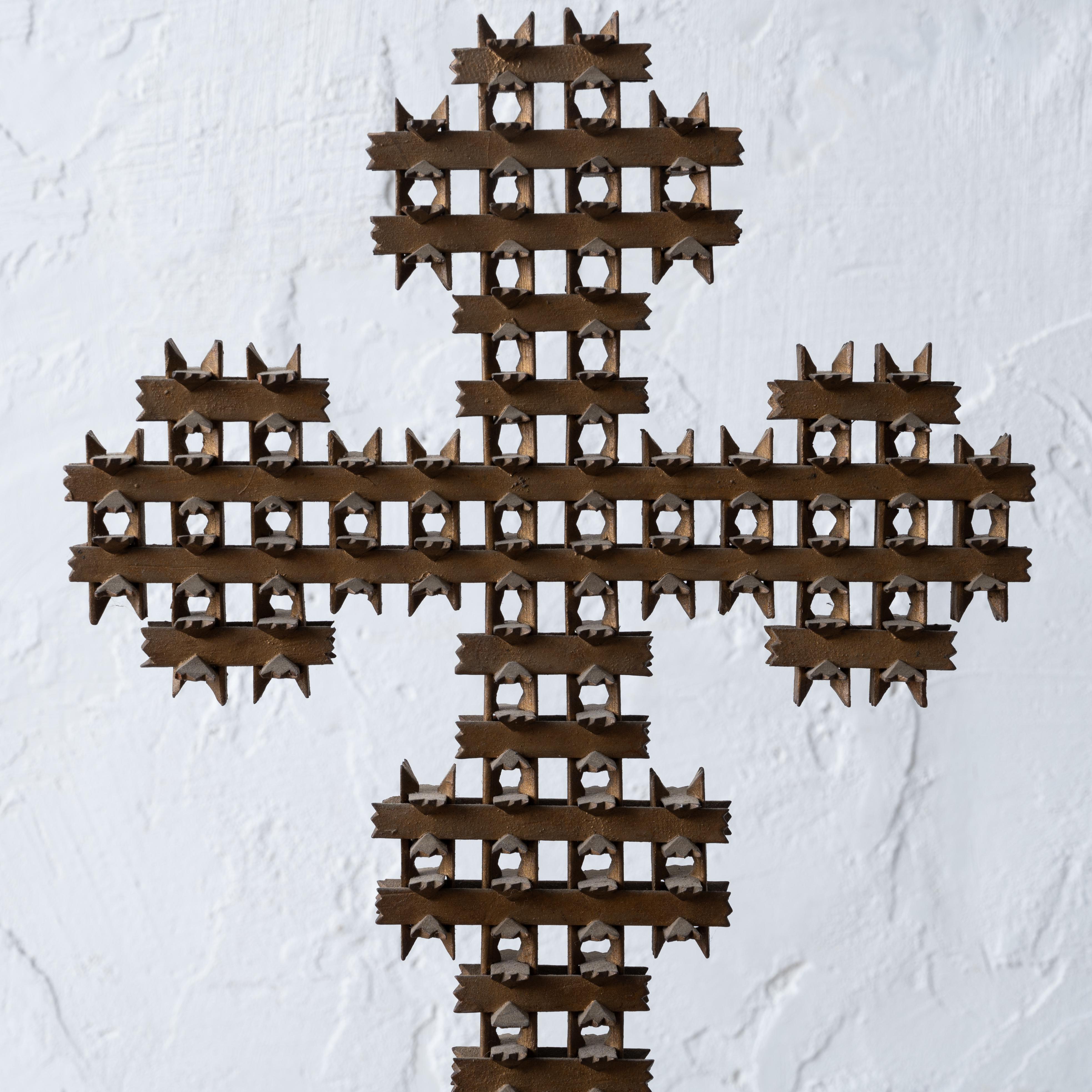 Tramp Art Dornenkrone Stehendes Kreuz im Angebot 2