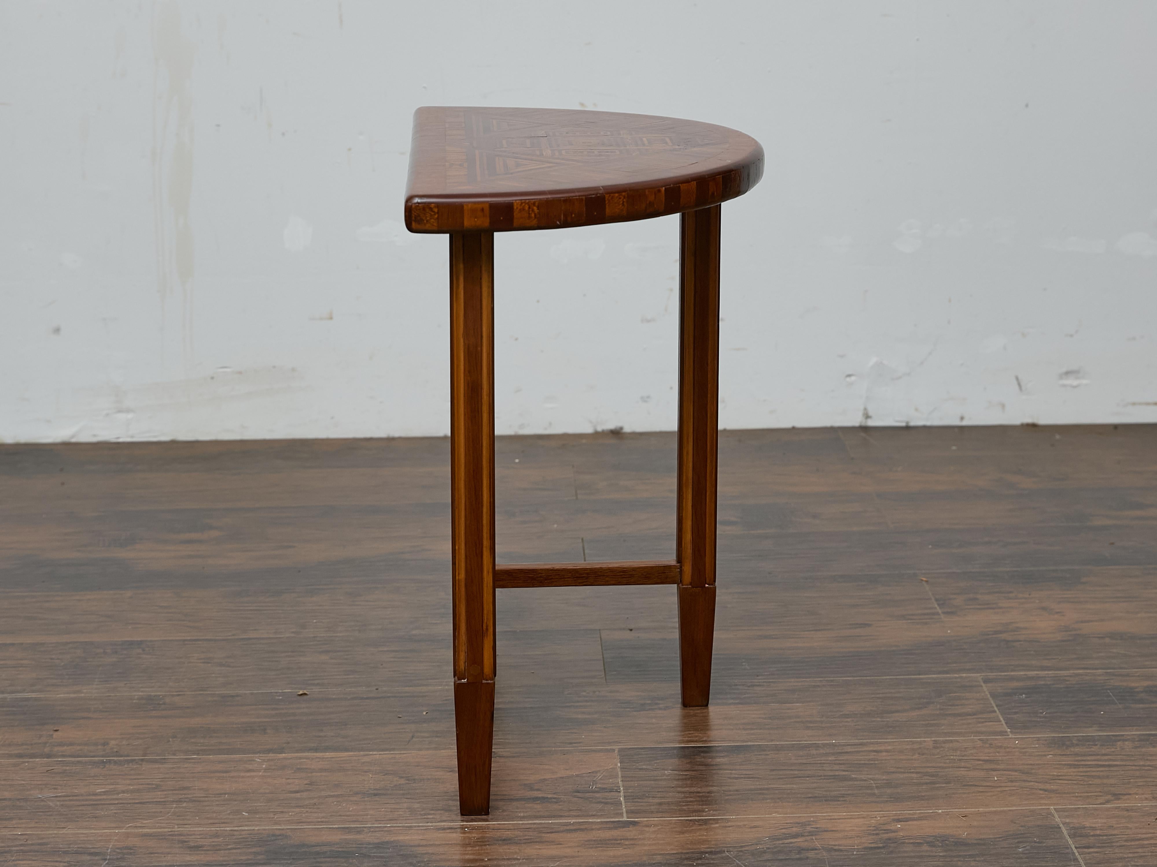 Incrusté Table console Demi-Lune de Tramp Art avec marqueterie géométrique, vers 1900 en vente