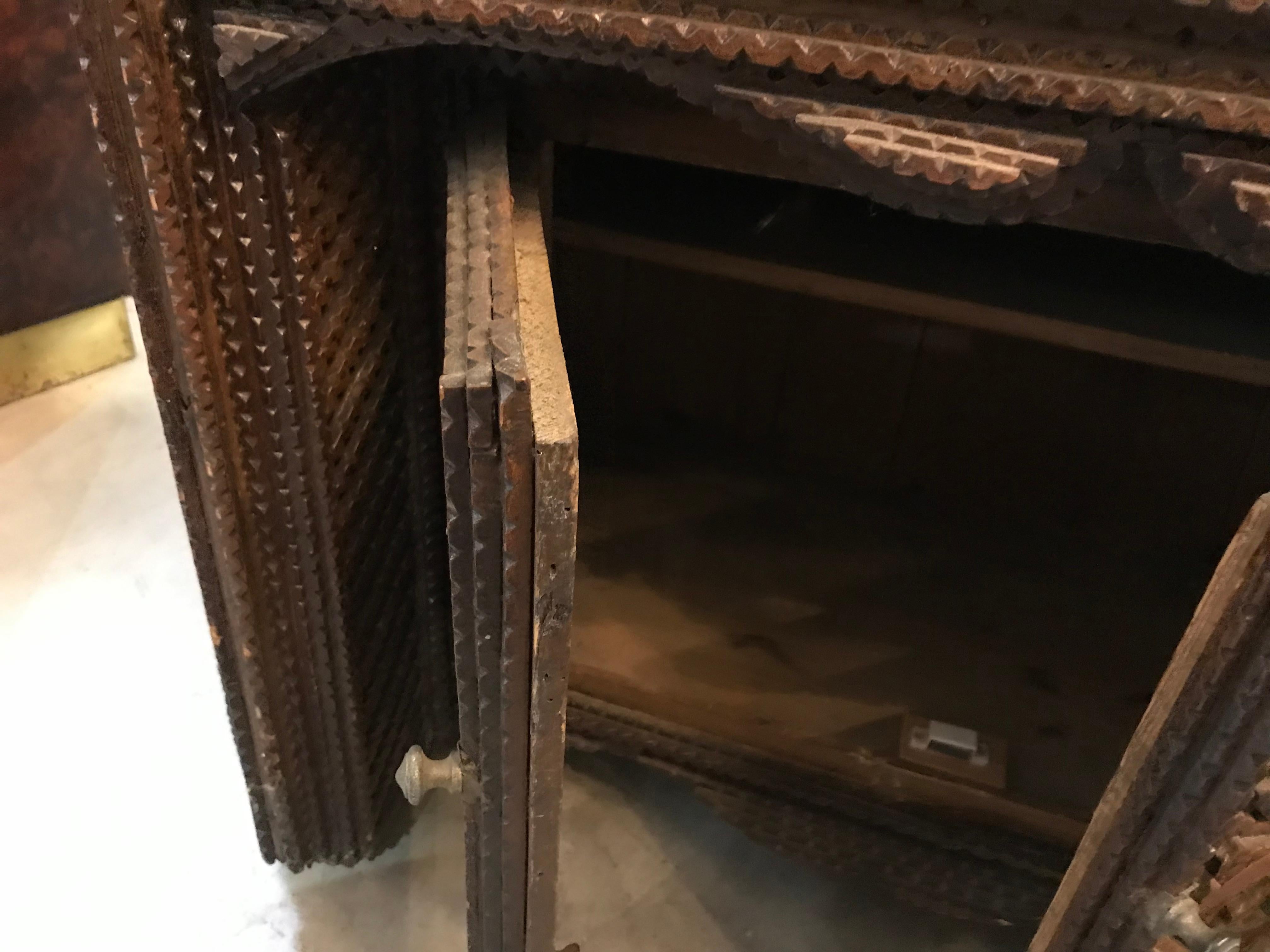 Questo pezzo d'arte barbone mostra una squisita maestria, con il suo design a fronte inclinato che si solleva per rivelare un generoso vano portaoggetti sottostante. Il cassetto separato sottostante offre ulteriore spazio per gli oggetti più