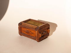 Joyero Tramp Art - Caja decorativa de madera - Tapa de terciopelo verde - América Década de 1910