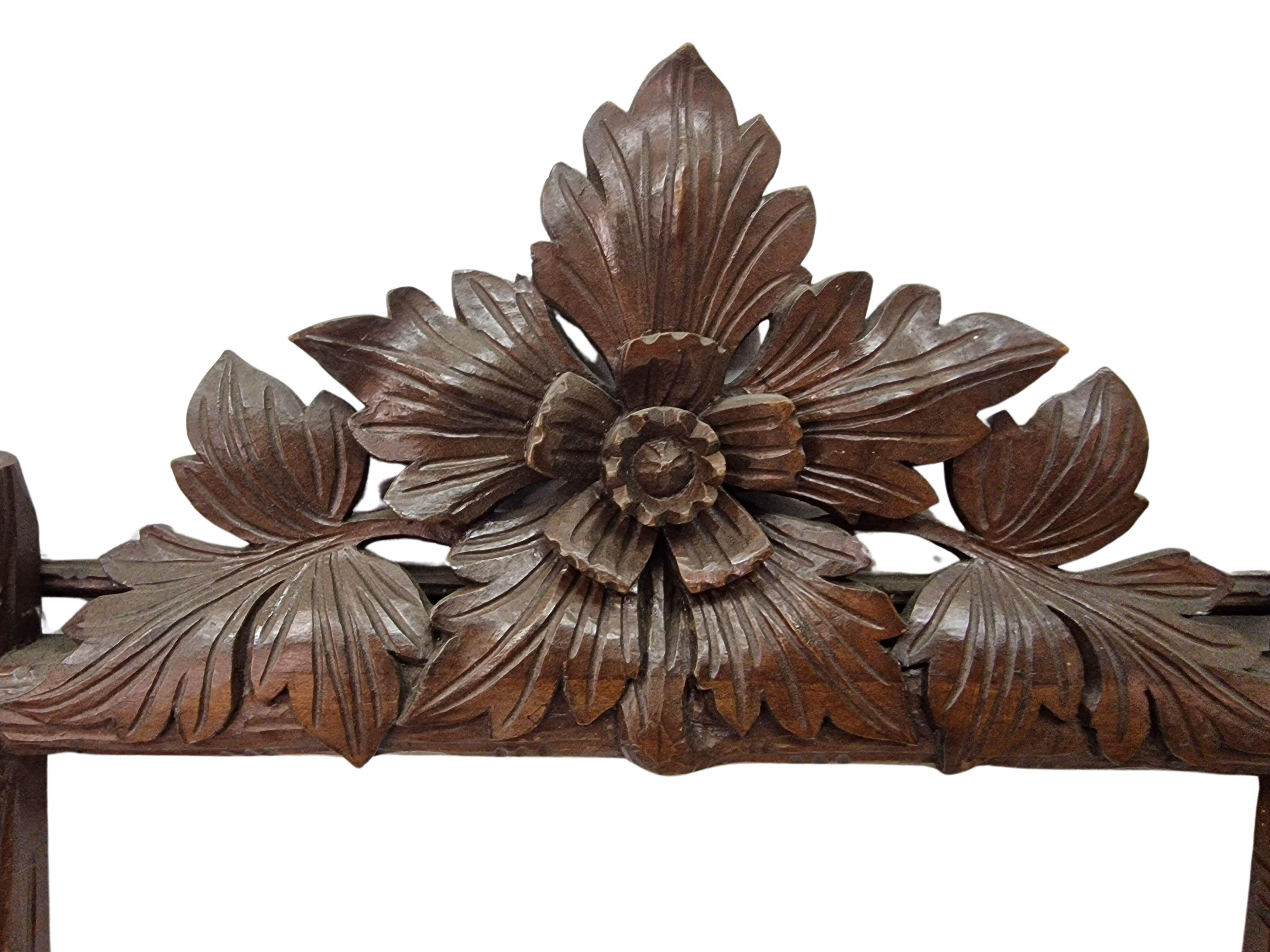 Charmant cadre ou miroir (le verre du miroir peut être installé à tout moment sur demande), datant d'environ 1890, dans l'art du clochard, fabriqué en Forêt Noire en Allemagne ou en Autriche.

La forme du cadre est classique avec des angles