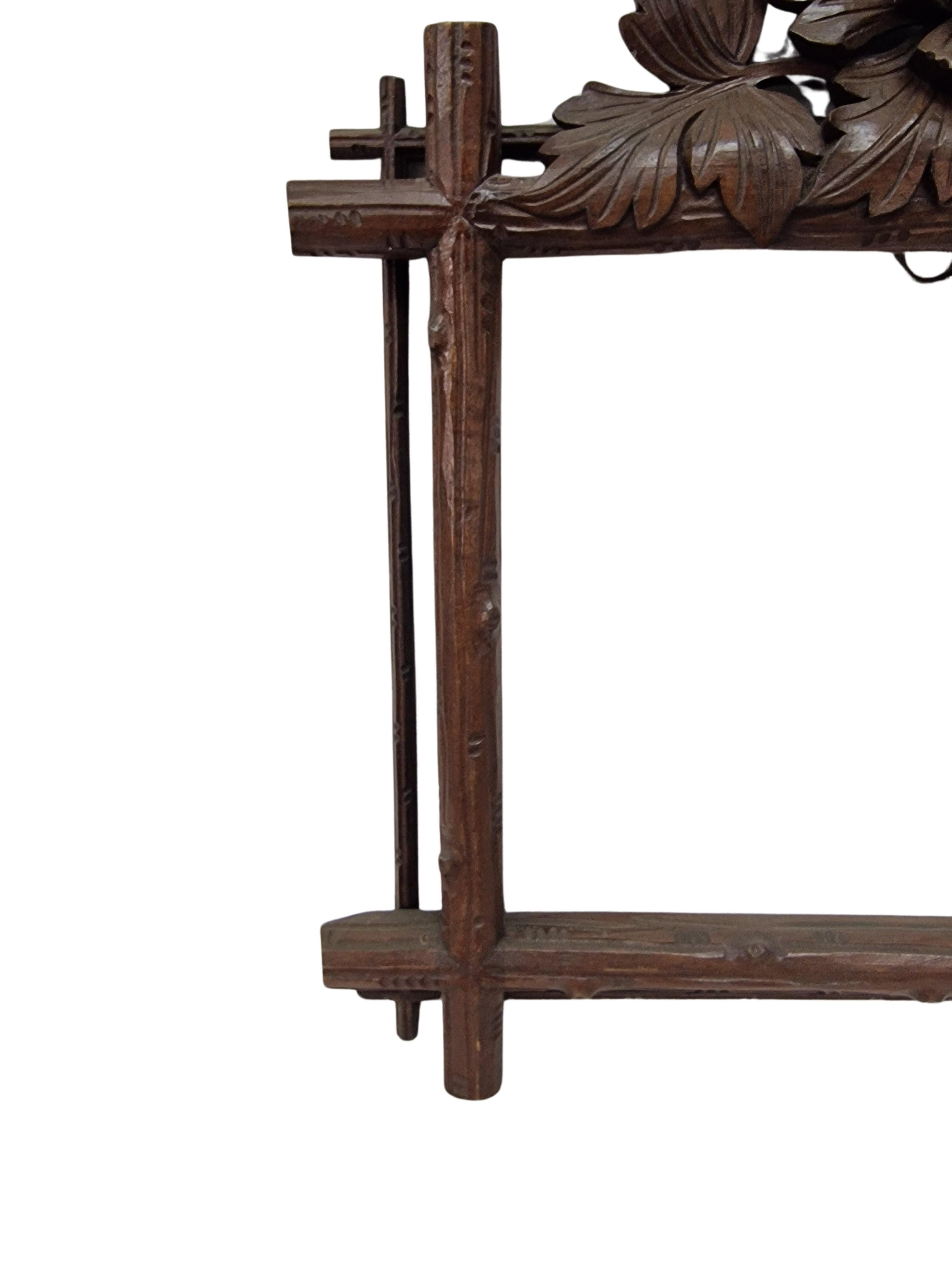 Artisanat Tramp Art, Cadre de miroir pour photos, sculpté à la main, 1890, Schwarzwald / Autriche en vente