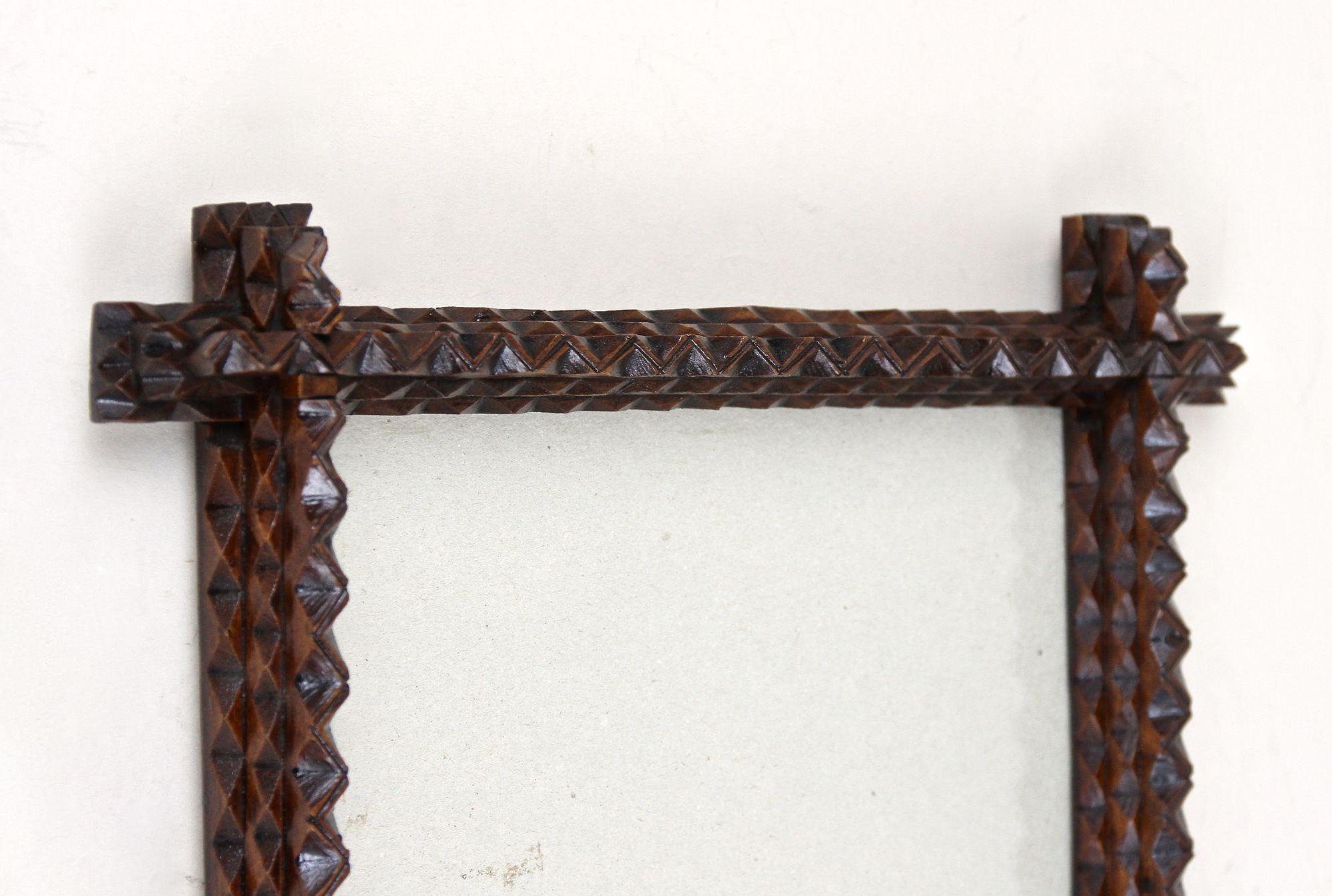 Tramp Art Photo Frame Rustic Style 19th Century, Austria circa 1880 In Good Condition For Sale In Lichtenberg, AT
