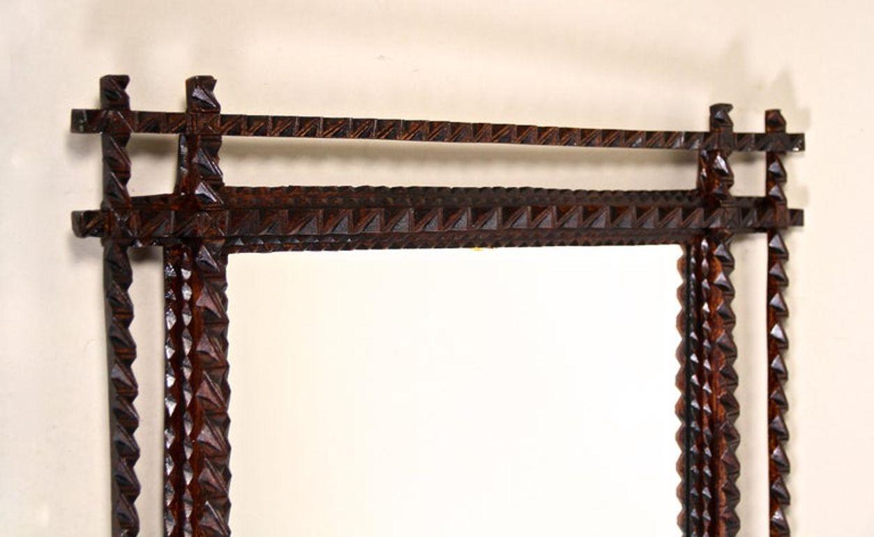 Intagliato a mano Specchio da parete rustico Tramp Art Fine XIX secolo, Austria, circa 1880 in vendita