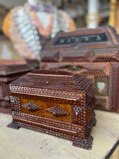 Tramp Art Kiste Holz und Samt 19. Jahrhundert