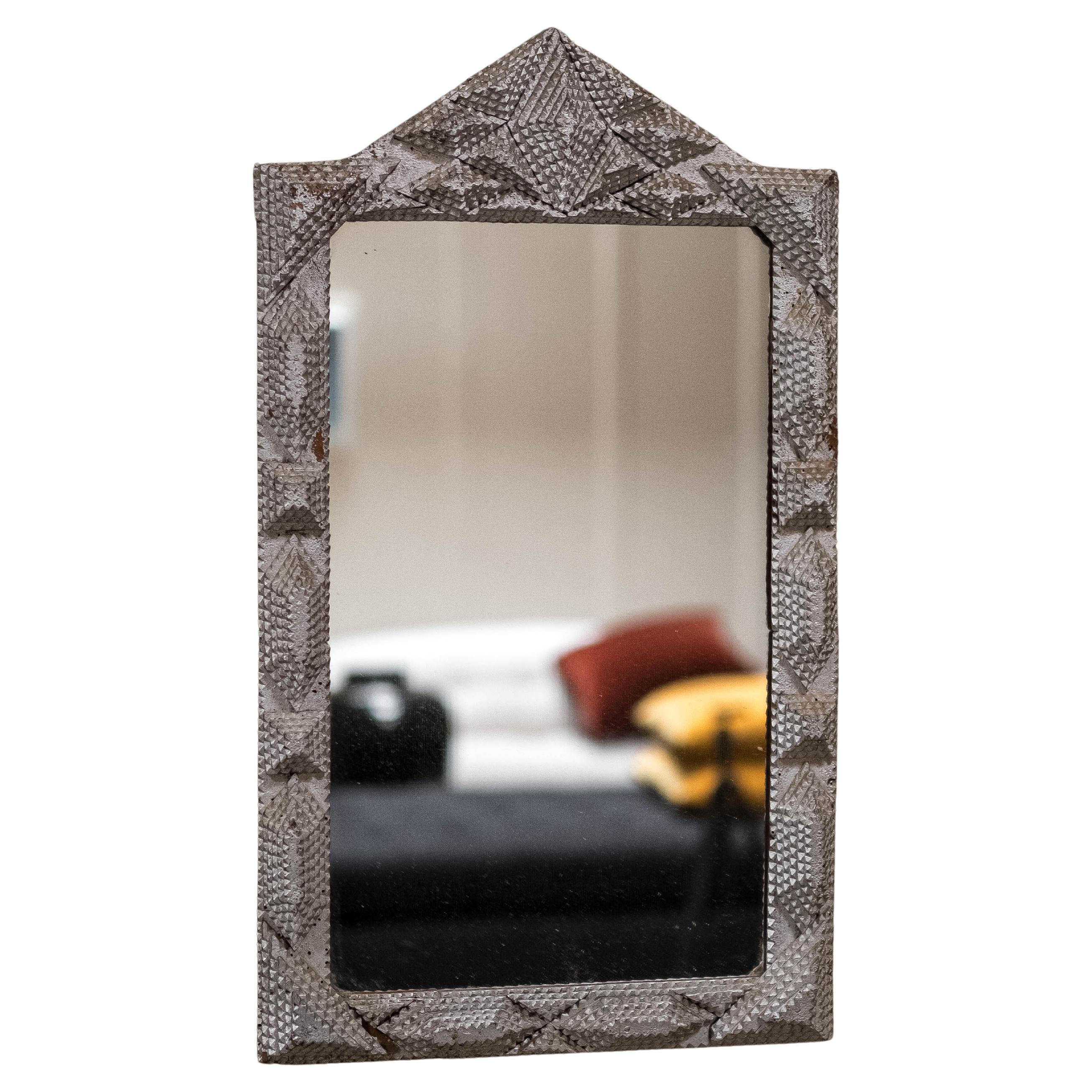 Miroir Tramp Are avec d'exquis détails en feuilles d'argent, un exemple stupéfiant de l'artisanat d'art populaire. Les motifs géométriques complexes et les dessins en couches mettent en évidence le sens artistique et la créativité caractéristiques