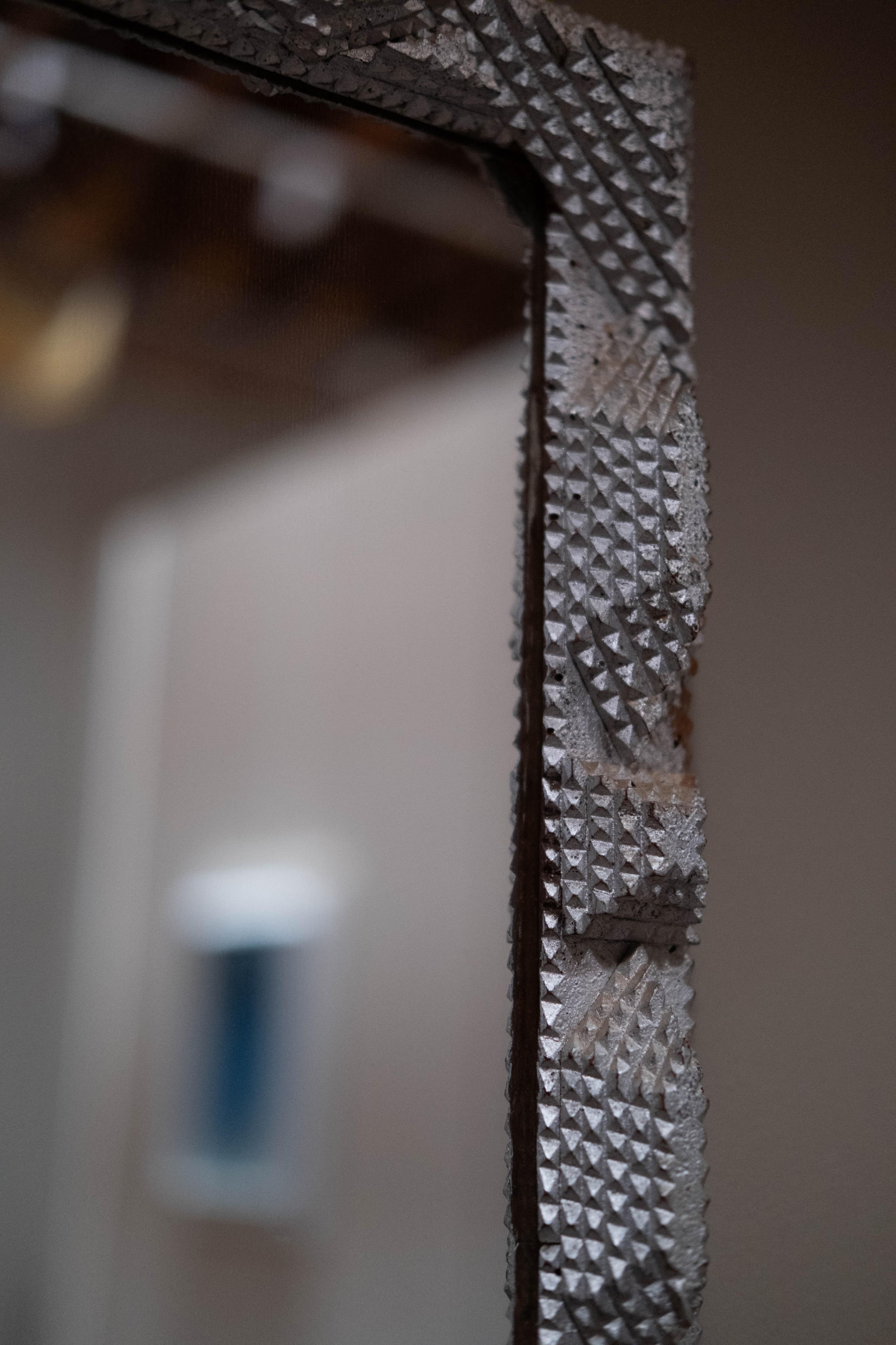 Artisanat Tramp Art Silver Leaf Mirror (miroir à feuilles d'argent) en vente