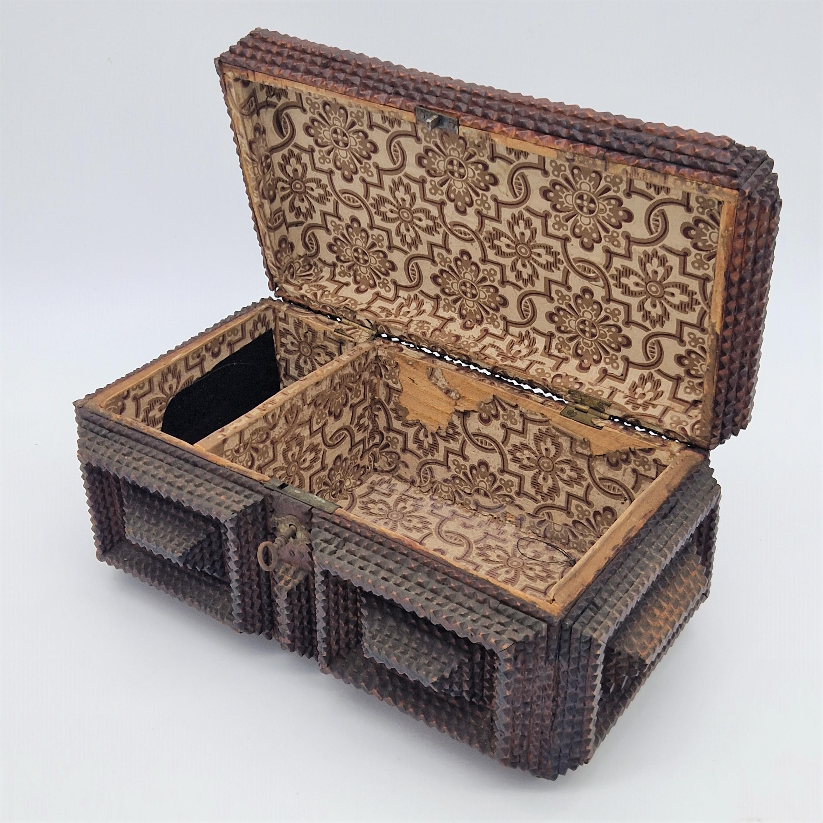 Tramp Art Wood Box. 1850 - 1880 (Handgefertigt) im Angebot