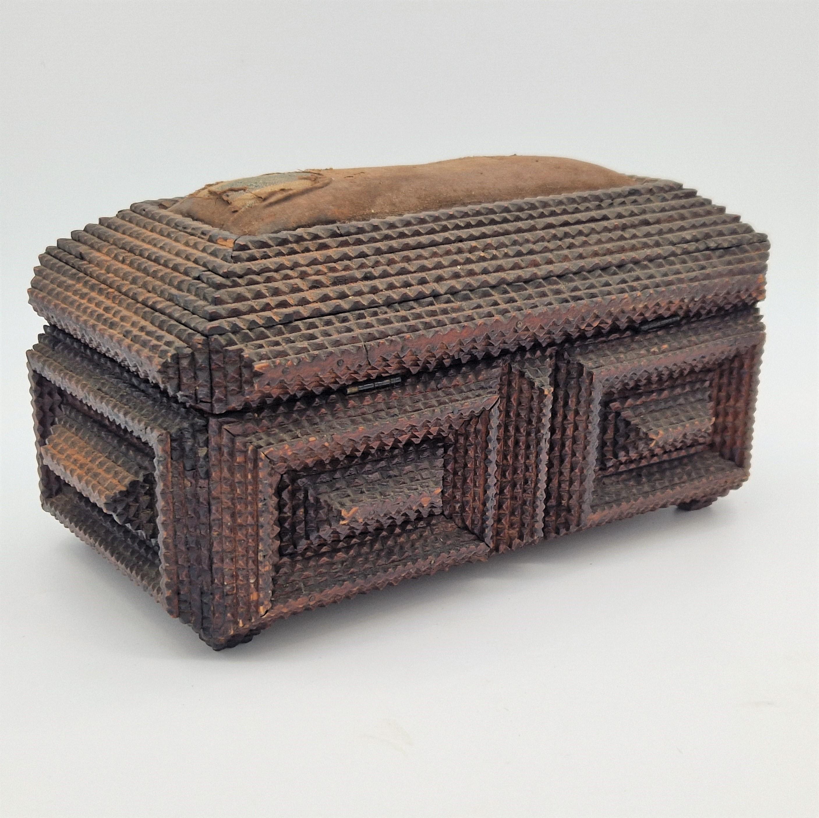 Tramp Art Wood Box. 1850 - 1880 In Good Condition For Sale In CADALSO, ES