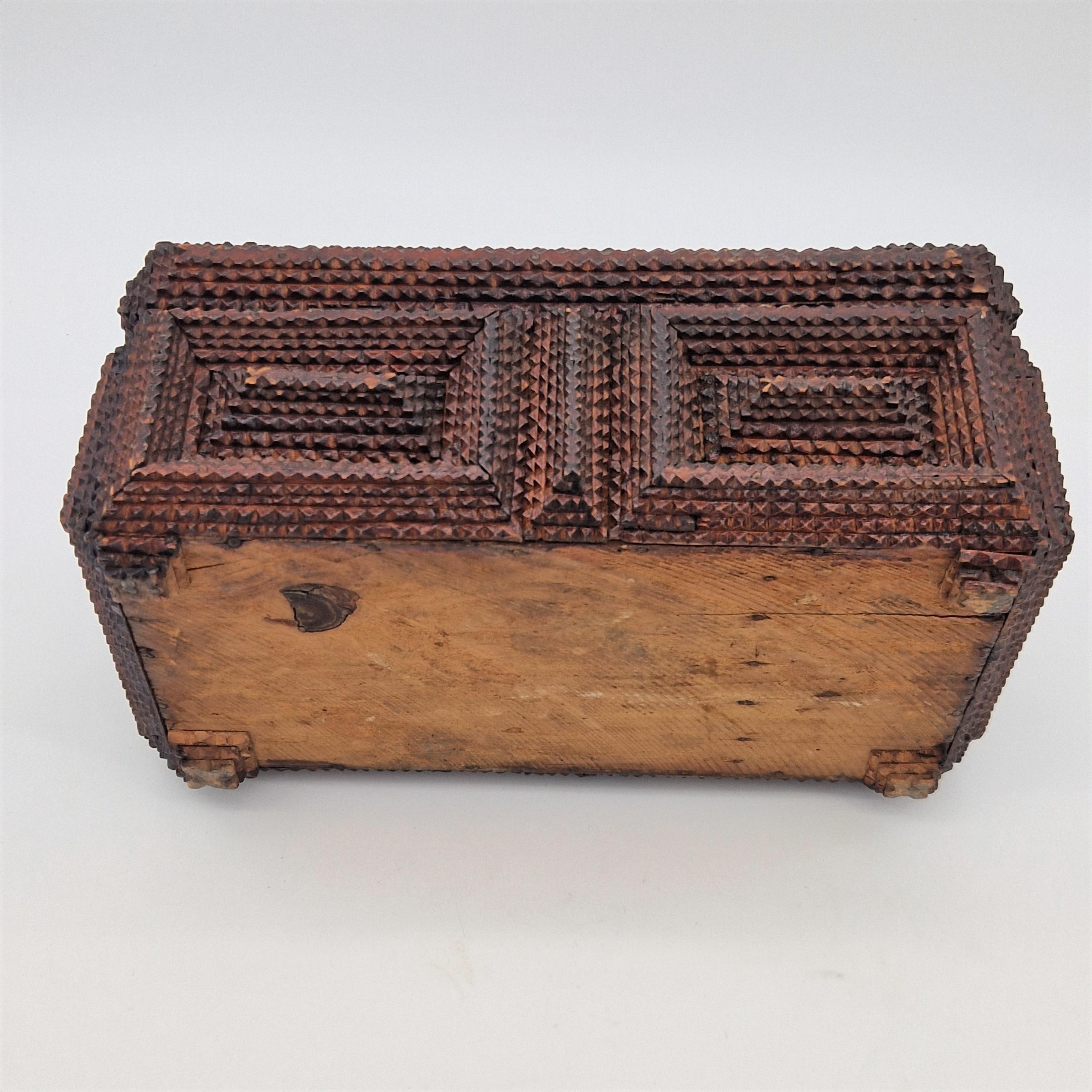 Tramp Art Wood Box. 1850 - 1880 (Holz) im Angebot