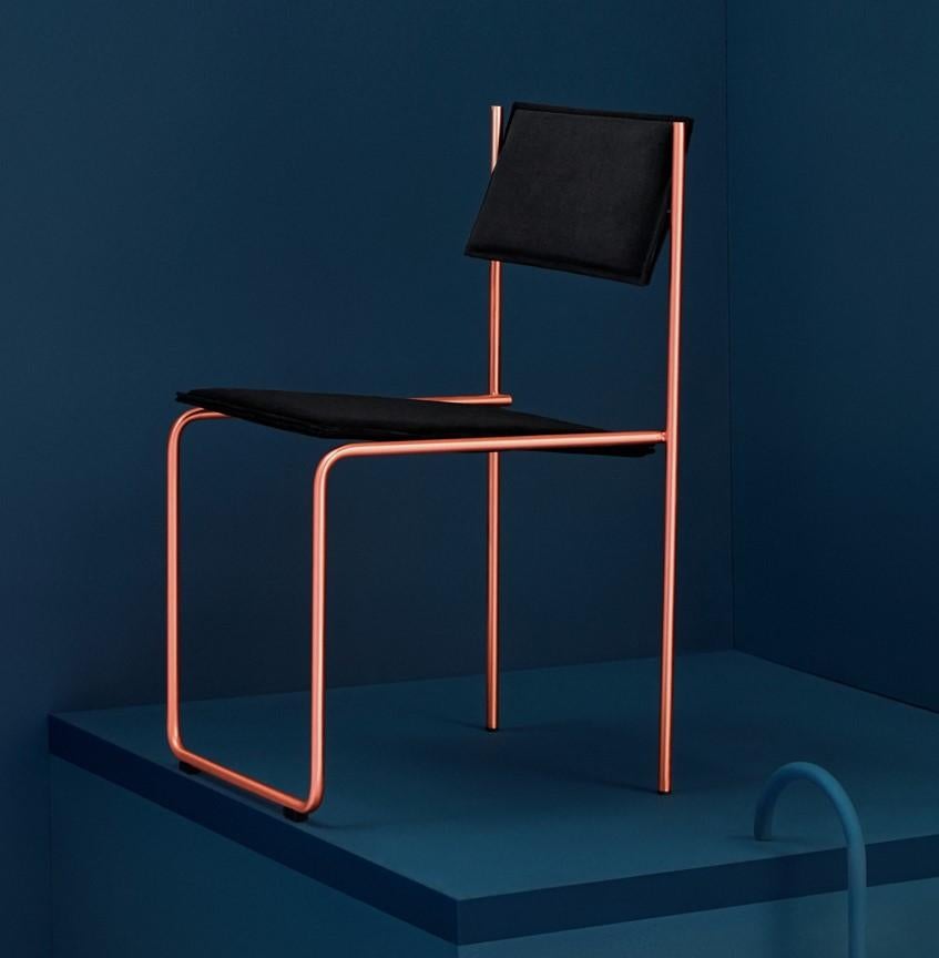 Trampolín chair - Black & copper by Cuatro Cuatros
Dimensions: W47, D49, H83, seat 47
Materials: Chrome plated or painted iron structure
Foam CMHR (high resilience and flame retardant) for all our cushion filling systems
Removable backrest and
