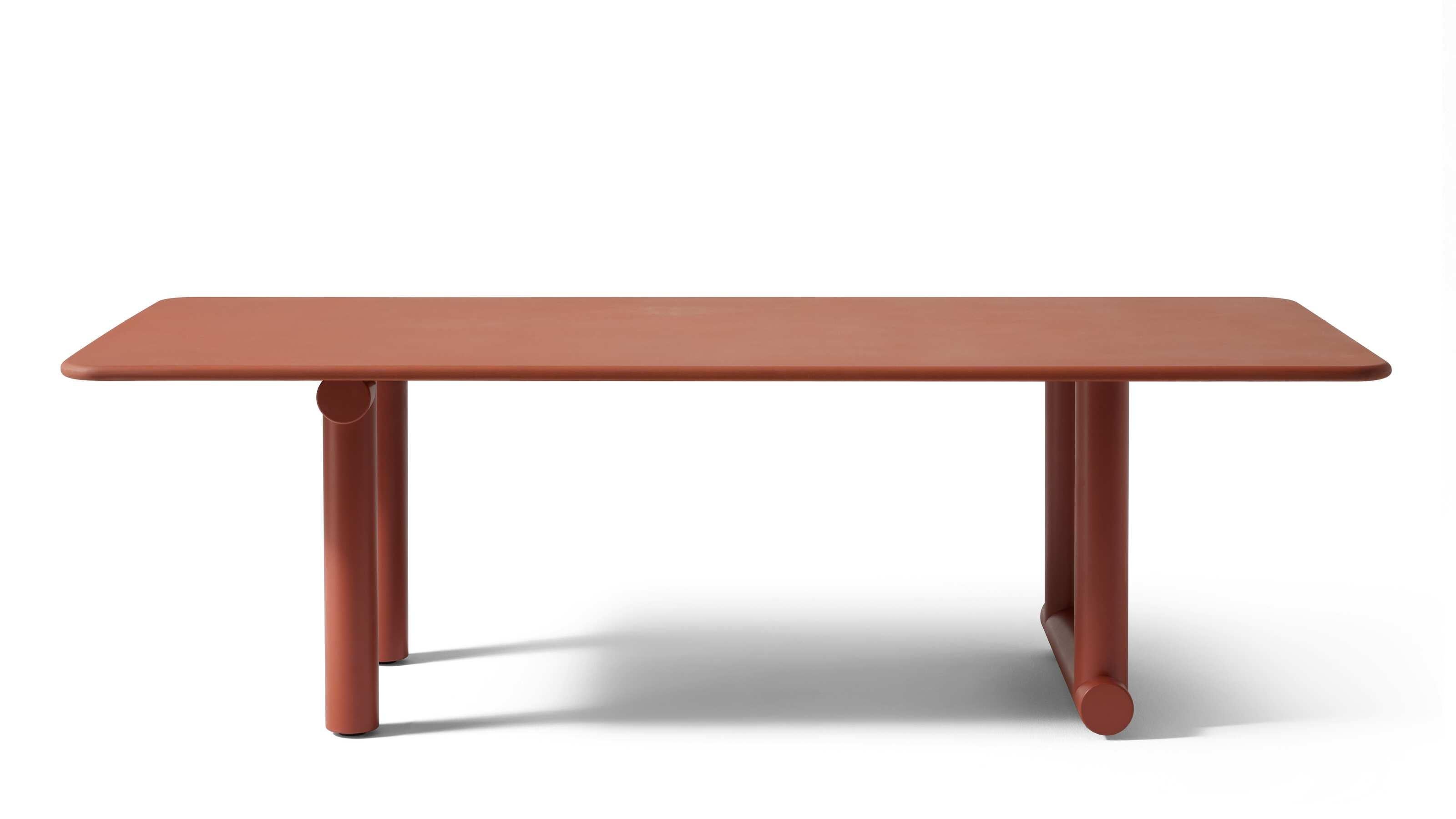 Trampoline Red Dining Table designed by Patricia Urquiola.
Manufactured by Cassina (Italy).

ARCHITECTURAL GEOMETRIES
With the Trampoline Dining Table, Patricia Urquiola pays tribute to the tubular system that, during the early 1900s, played a part