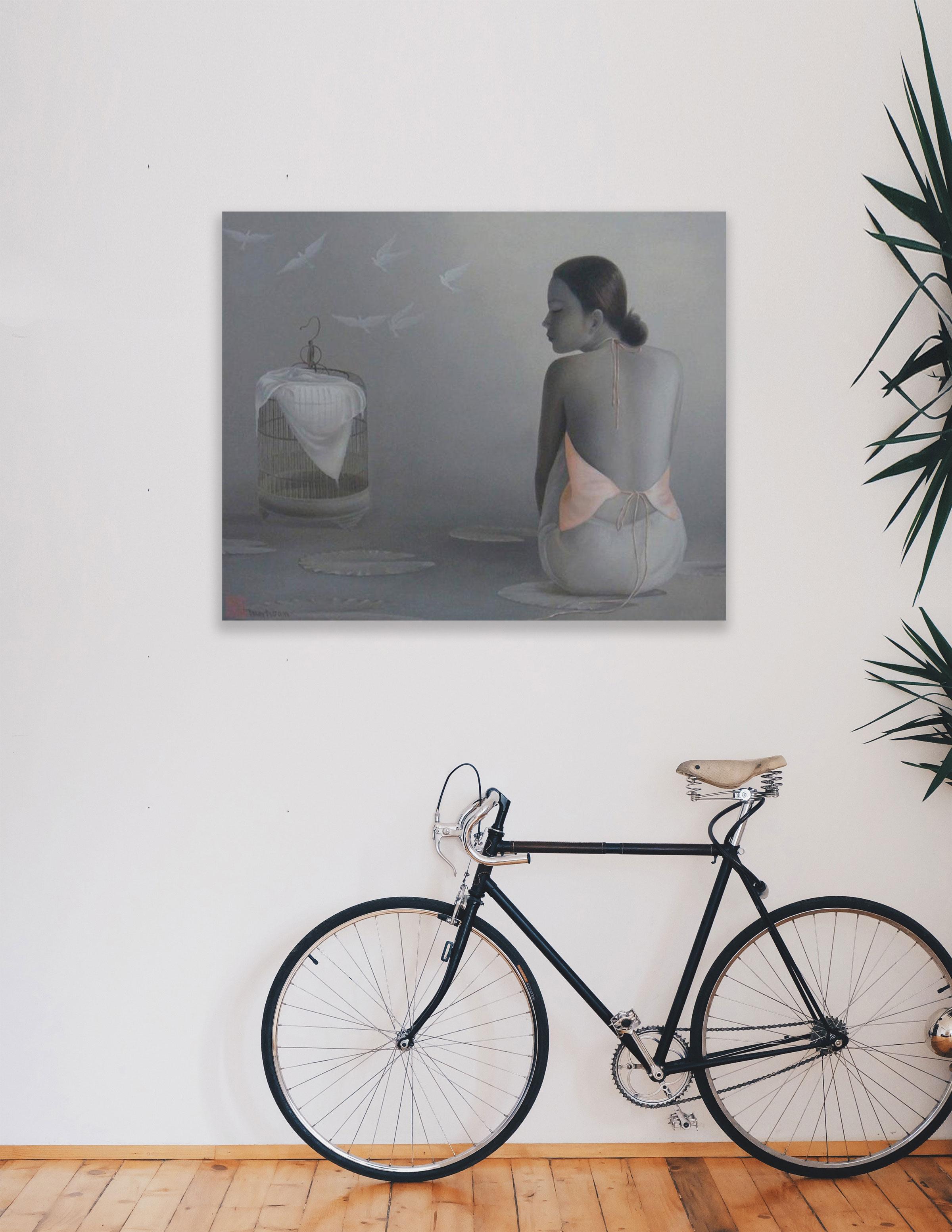 'Colombe volanti',  Pittura a olio monocromatica grigia e rosa, figure femminili - Painting di Tran Huy Hoan
