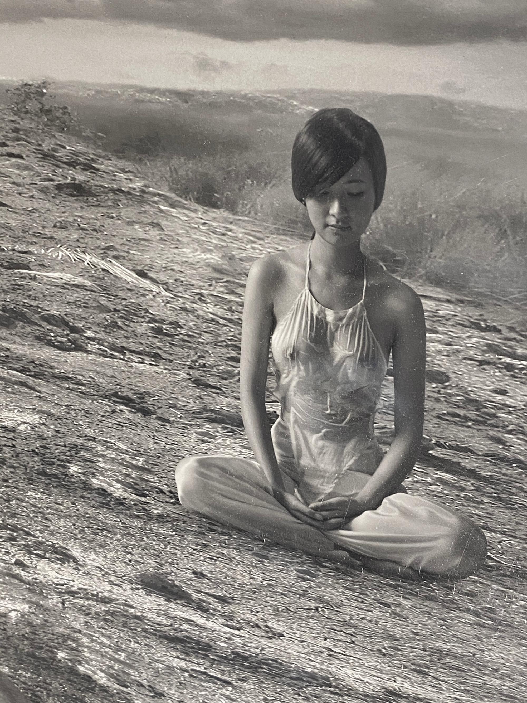 'Dame in Spitze, gerahmte Schwarz-Weiß-Fotografie, weibliche Figur (Grau), Nude Photograph, von Tran Huy Hoan