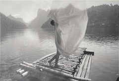 „Lady on Raft“, gerahmte Schwarz-Weiß-Fotografie, weibliche Figur