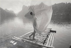 'Signora su zattera', fotografia in bianco e nero incorniciata, figura femminile