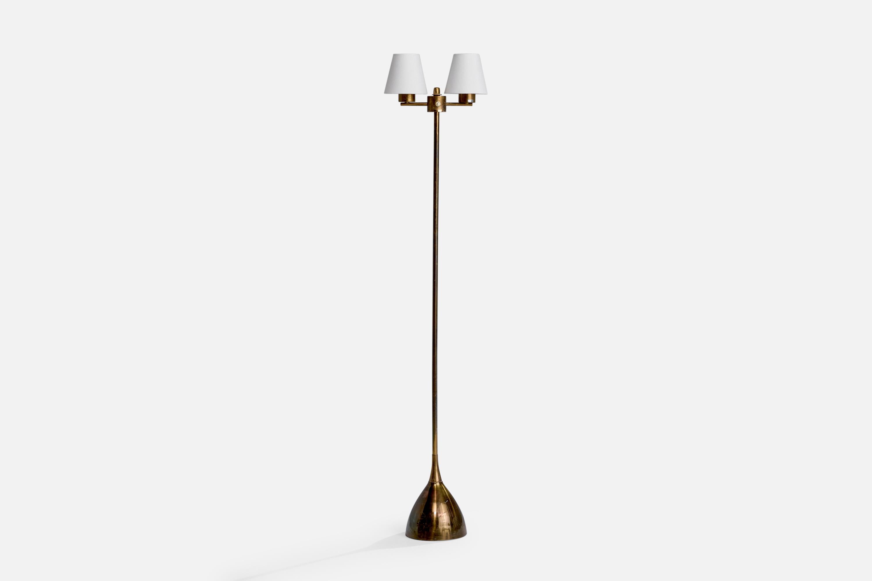 Lampadaire en laiton et tissu blanc produit par Tranås Stilarmatur, Suède, c.C. 1950.

Ombres en tissu flambant neuf.

Dimensions de la lampe avec abat-jour (pouces) : 54.7