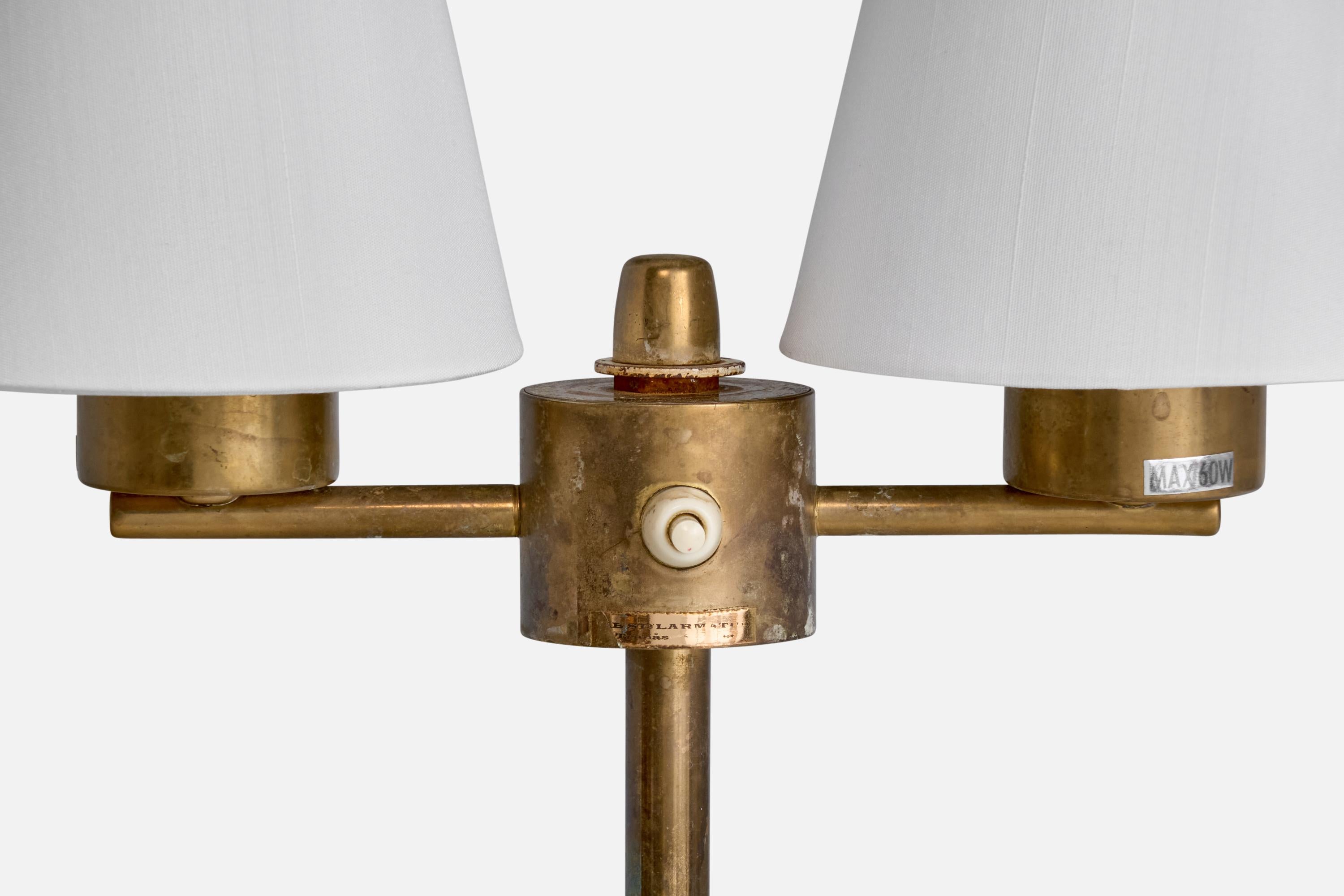 Suédois Tranås Stilarmatur, lampadaire, laiton, tissu, Suède, années 1950 en vente