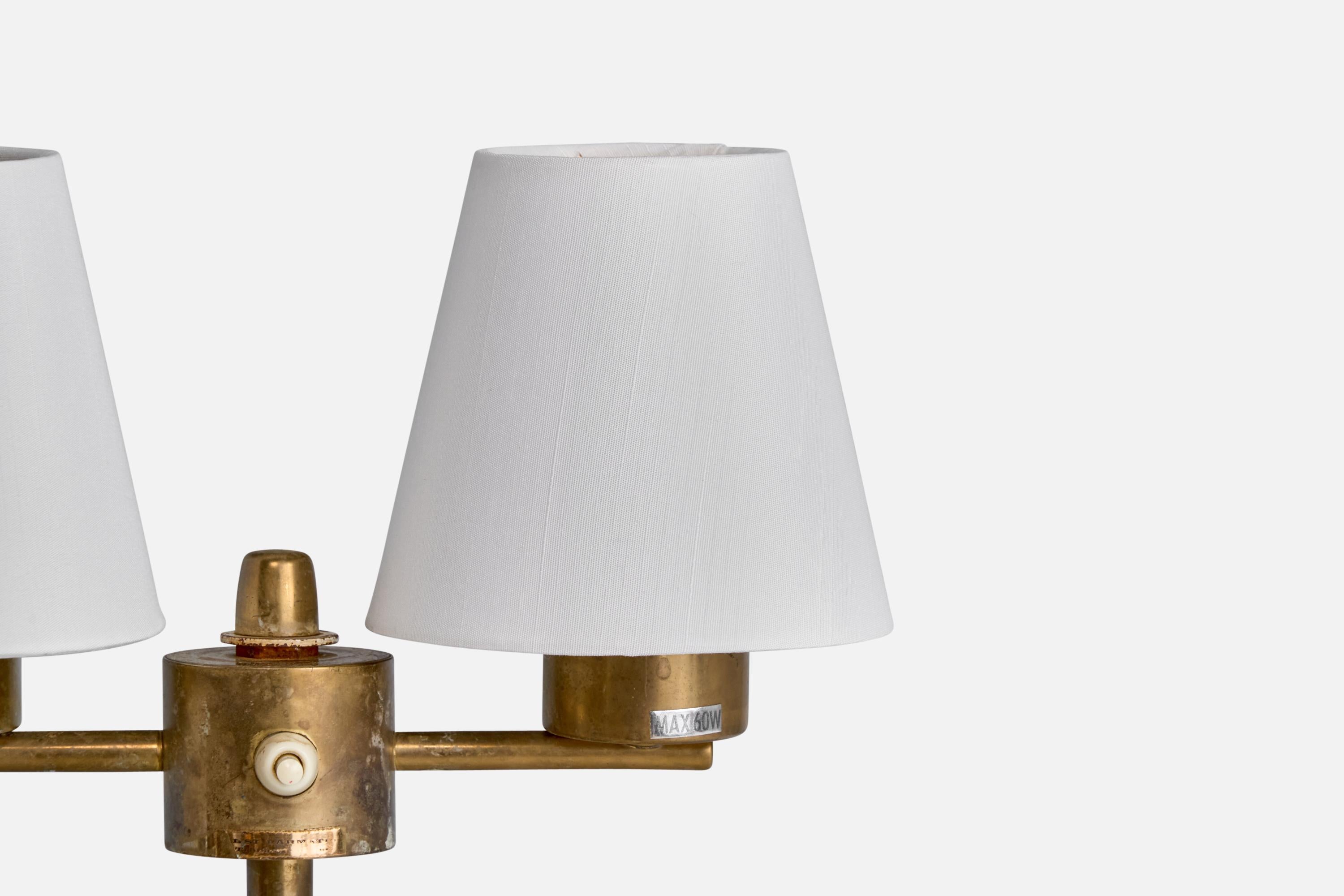 Tranås Stilarmatur, lampadaire, laiton, tissu, Suède, années 1950 Bon état - En vente à High Point, NC