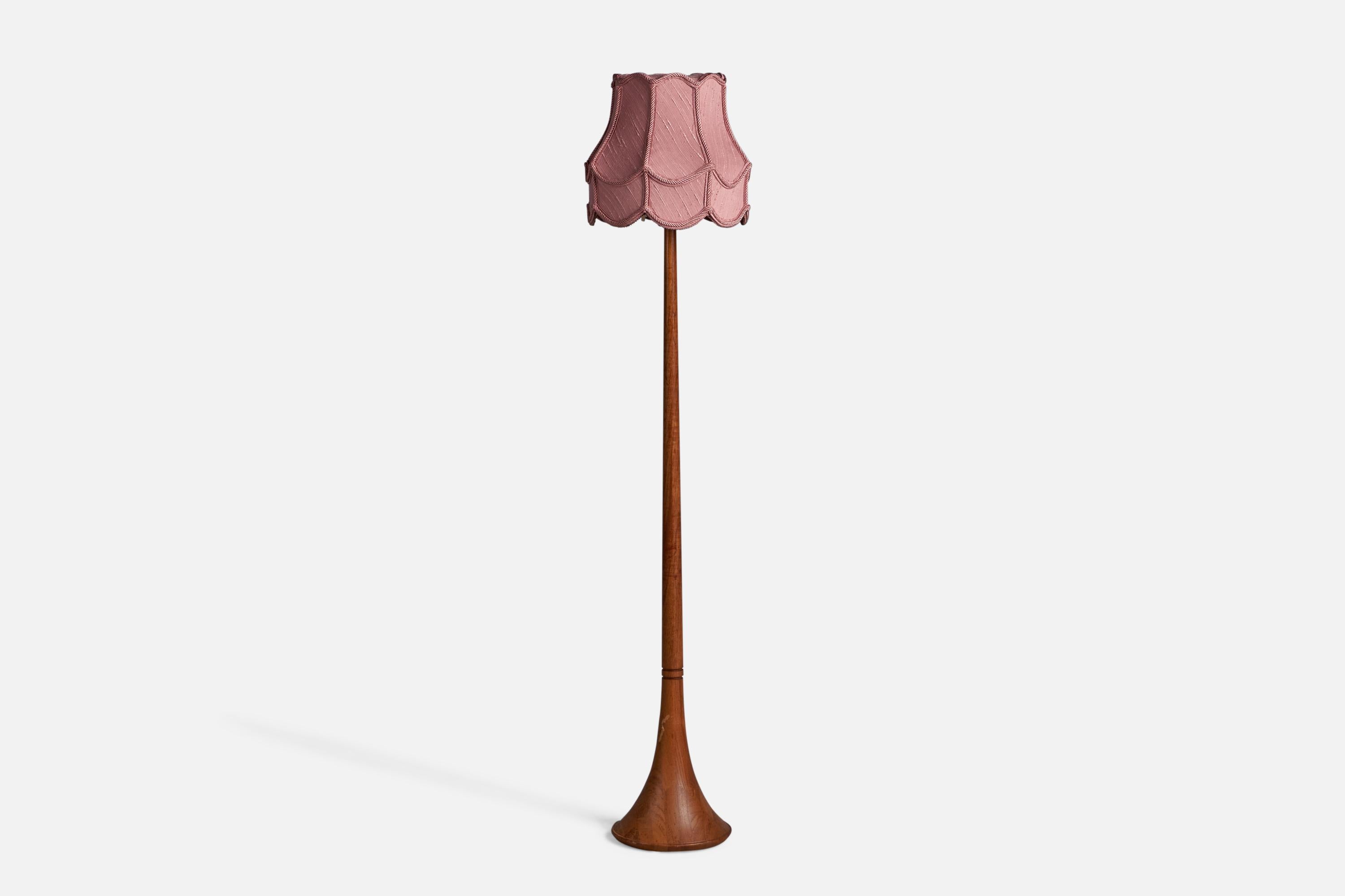 A stained pine and purple fabric floor lamp, designed and produced by Tranås Stilarmatur, Sweden, 1960s.

Overall Dimensions (inches): 55.5