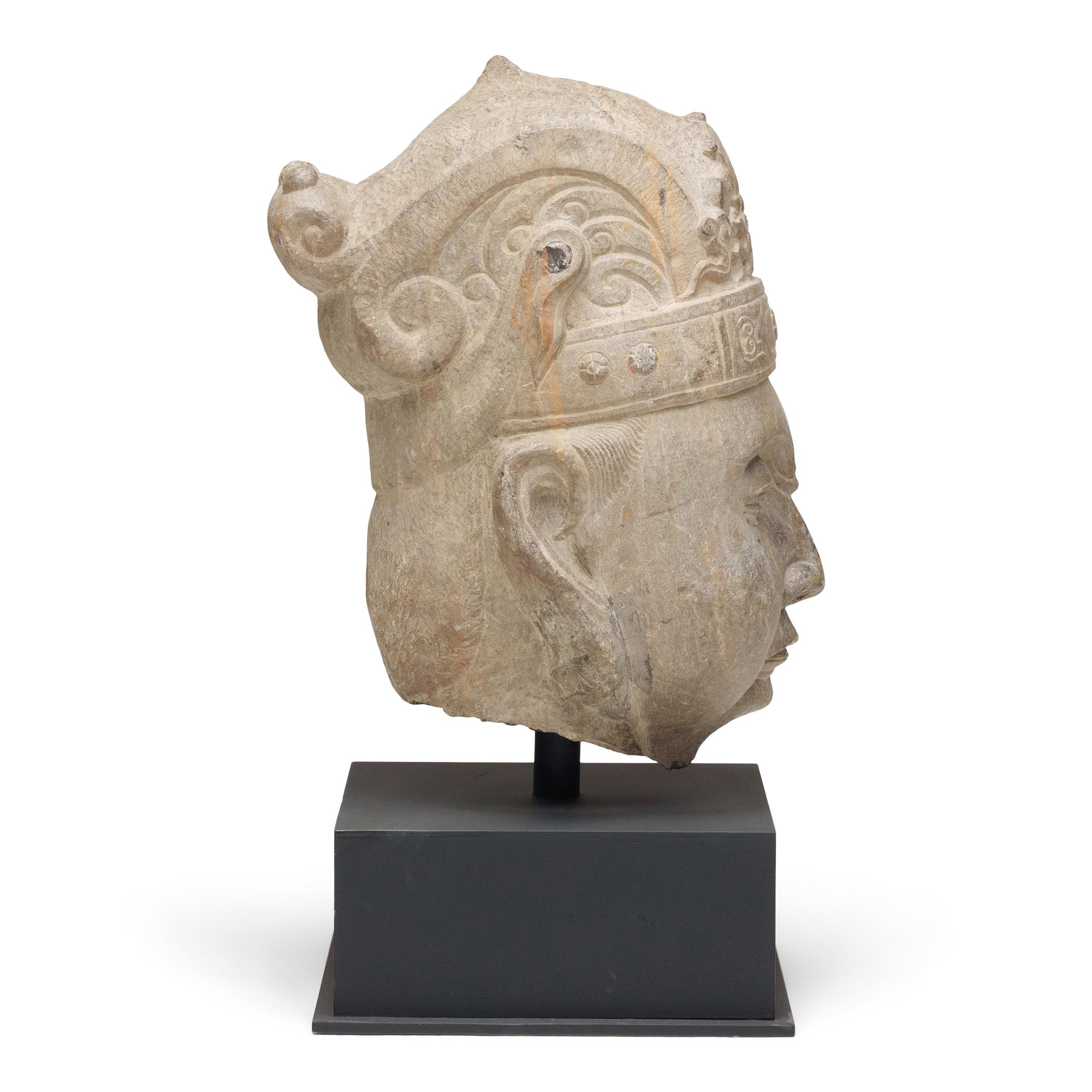 Questo busto in pietra, che emana un'energia di calma e tranquillità, raffigura un bodhisattva buddista in serena meditazione. Discepolo del Buddha, il bodhisattva è un essere compassionevole che ha raggiunto l'illuminazione ma ha scelto di rimanere
