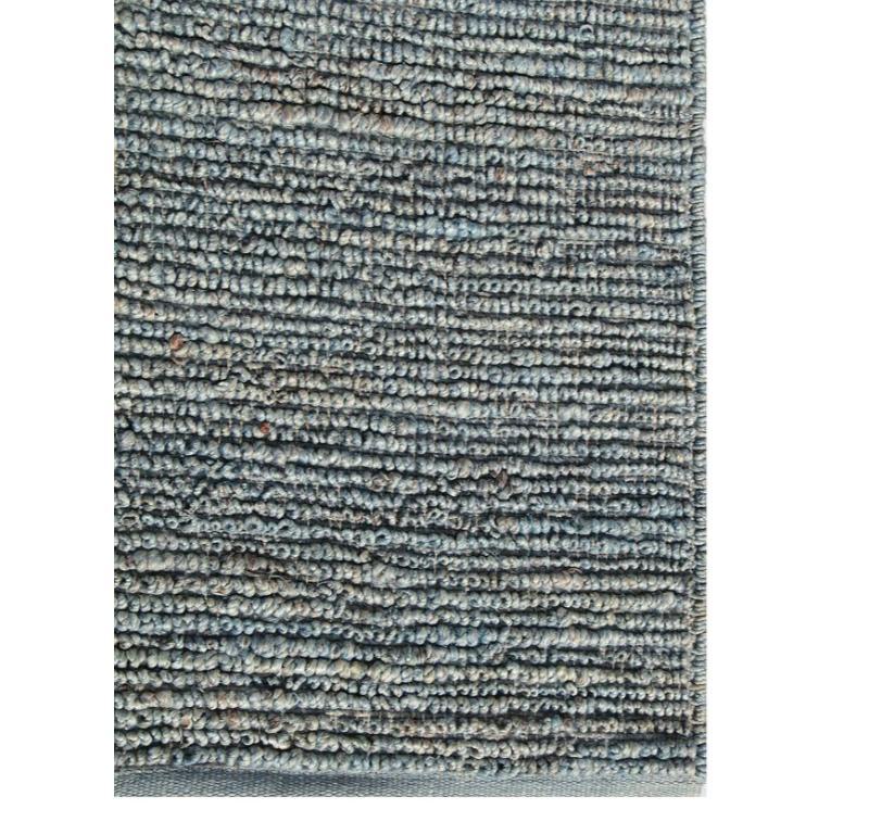 ¿Qué susurros de tranquilidad evoca el diseño de esta alfombra? Con motivos mínimos y sin adornos que se transforman suavemente en sutiles degradados, atrae la serenidad a cualquier espacio. Elaborado con maestría en la técnica del tejido plano, su
