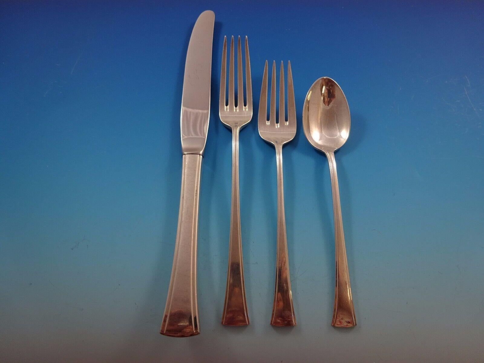 Besteckset TRANQUILITY BY INTERNATIONAL aus Sterlingsilber - 41-teiliges Set. Dieses Set hat ein modernes Aussehen mit einfachen Linien. Dieses Set enthält:

6 MESSER, 9 1/8