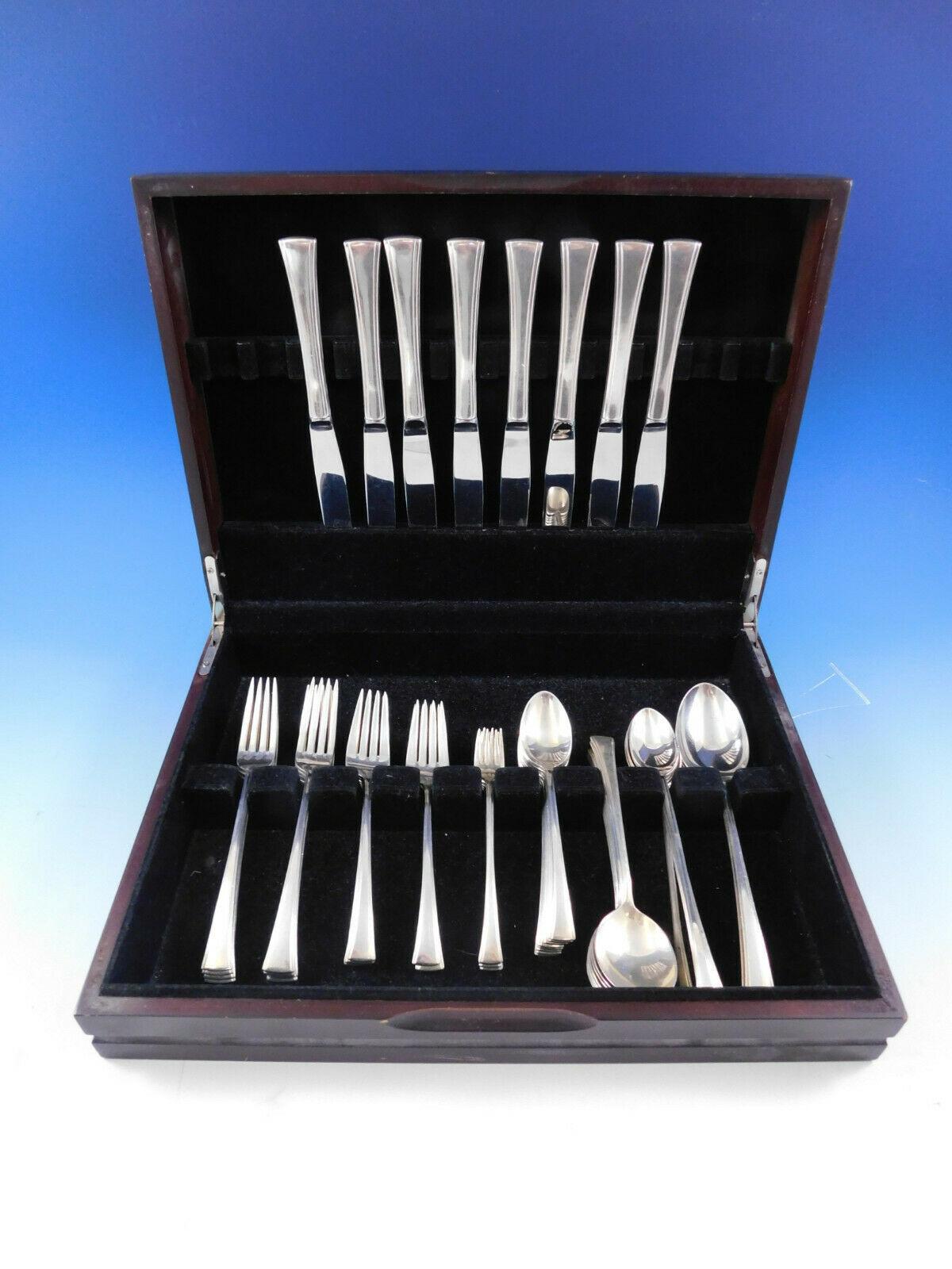 Tranquility by International/Fine Arts Sterlingsilber-Bestecksatz mit 60 Teilen. Dieses Set enthält:

8 Messer, 9 1/8