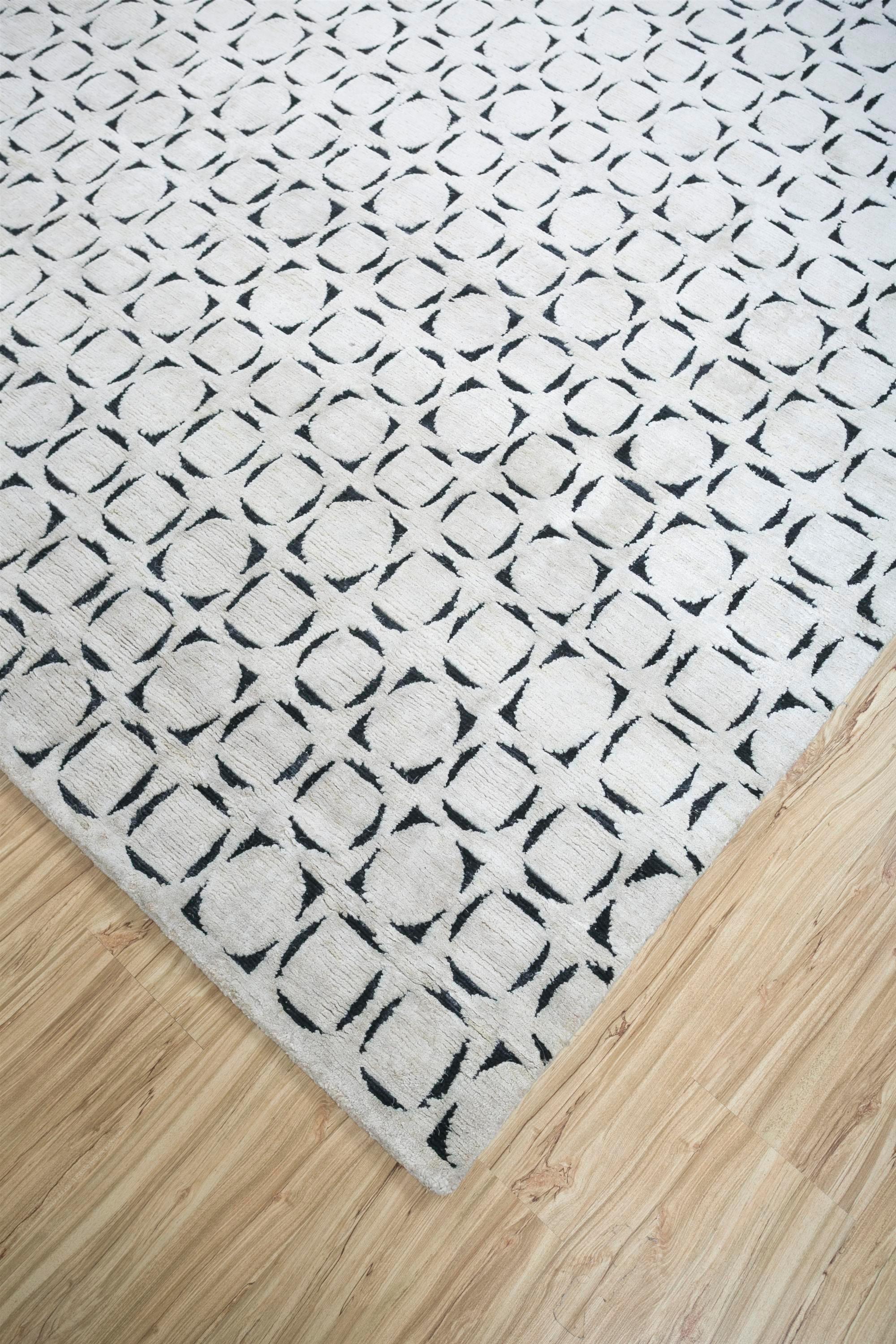 Moderne Tapis ancien blanc et ébène 240 x 300 cm noué à la main Tranquility Threads en vente