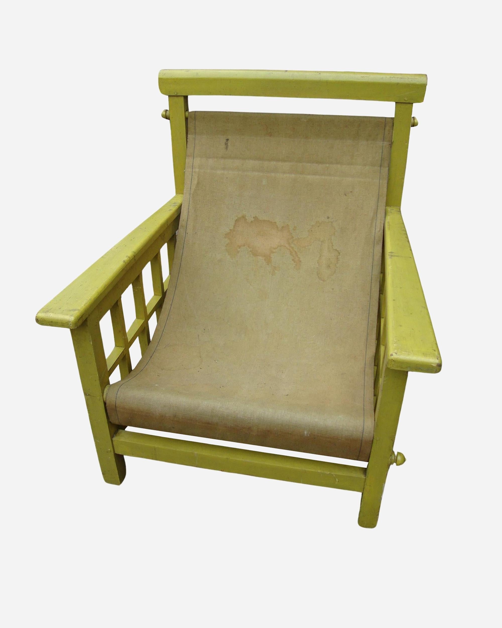 Large transat armchair, model by Robert Mallet-Stevens (1886-1945) edited by Pierre Dariel, circa 1926.
In yellow-painted wood, side jambs with openwork squares, armrests with overhanging cuff, back and seat in beige voile fabric.