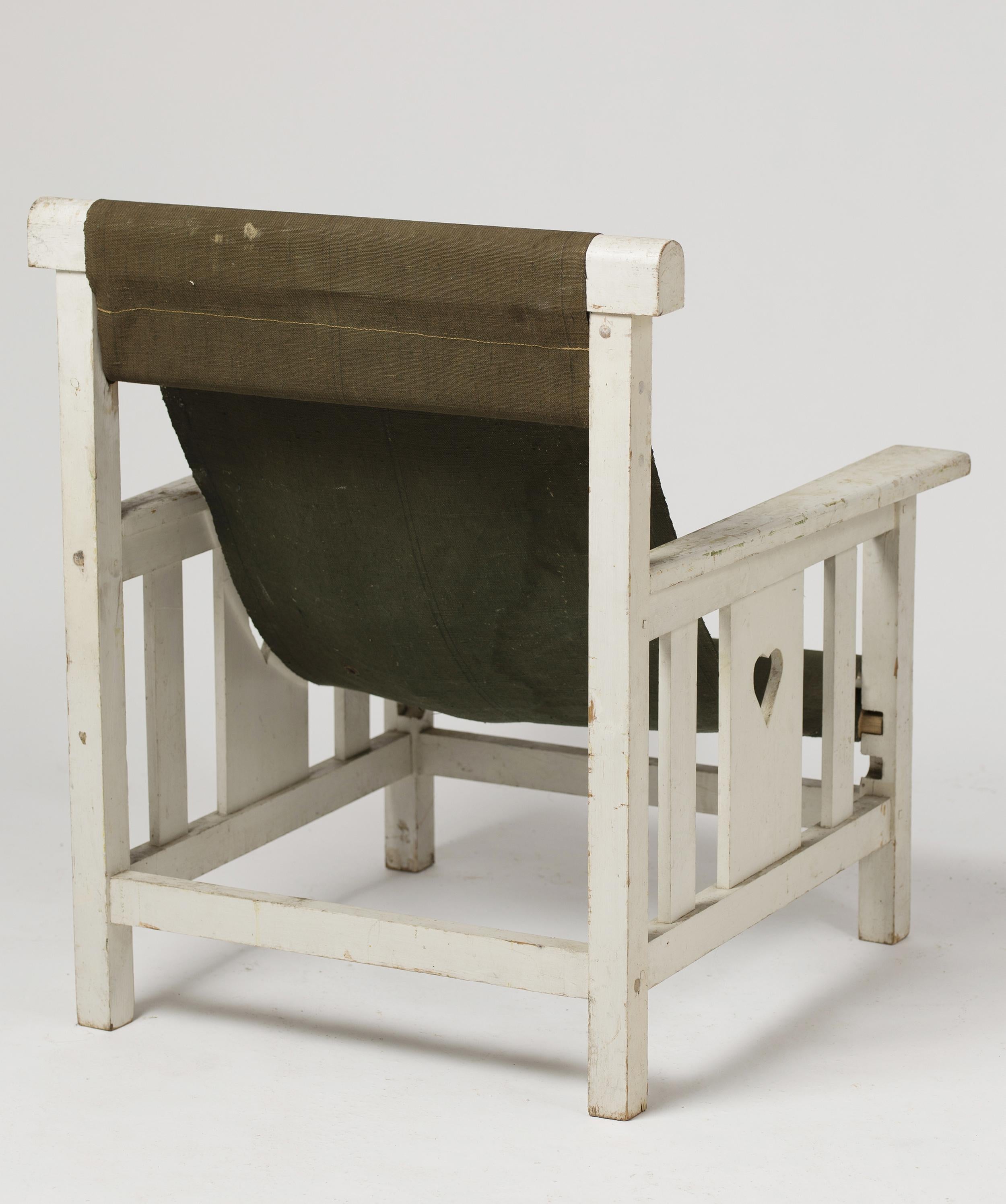 Sessel Transat aus lackiertem Holz und aufgespanntem Segeltuch, mit herzförmigen Aussparungen an den Seiten der Armlehnen.
Die Höhe und Tiefe des Sitzes sind in zwei Positionen einstellbar.
Gesamthöhe: 74 cm (29,1 Zoll)
Gesamtbreite: 74 cm (29,1