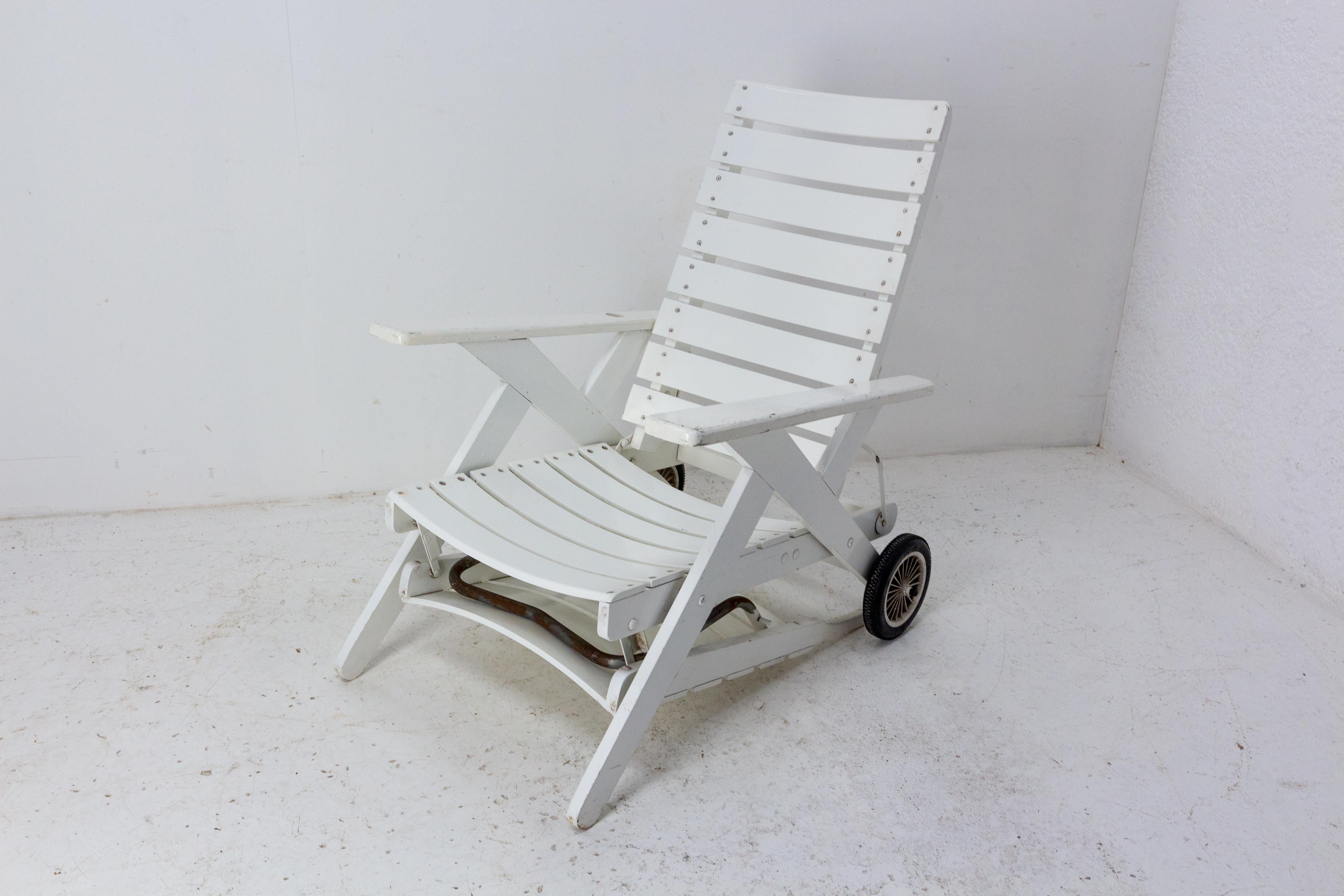 French deck chair or lounger chair, circa 1960
Painted elm, resin and iron
For patio or garden
Folded dimensions p 26.38 in. (67 cm) x w 37.40 in. (95 cm) x h 35.04 in. (89 cm)
Original vintage condition.

Shipping: 
L95 P67 H56 15,6 kg.