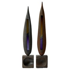 Transceiver, eine dunkelbraune, graue und lila Glas- und Stahlskulptur von Jon Lewis