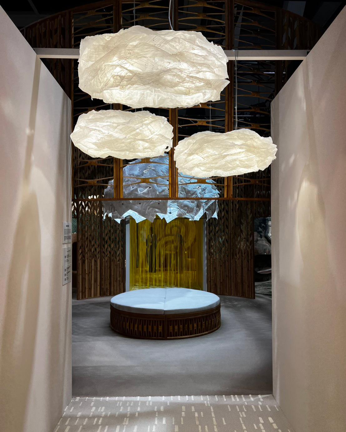 Transcendence 2 di Ango, lampada a sospensione a nuvola diafana, edizione artigianale in vendita 1