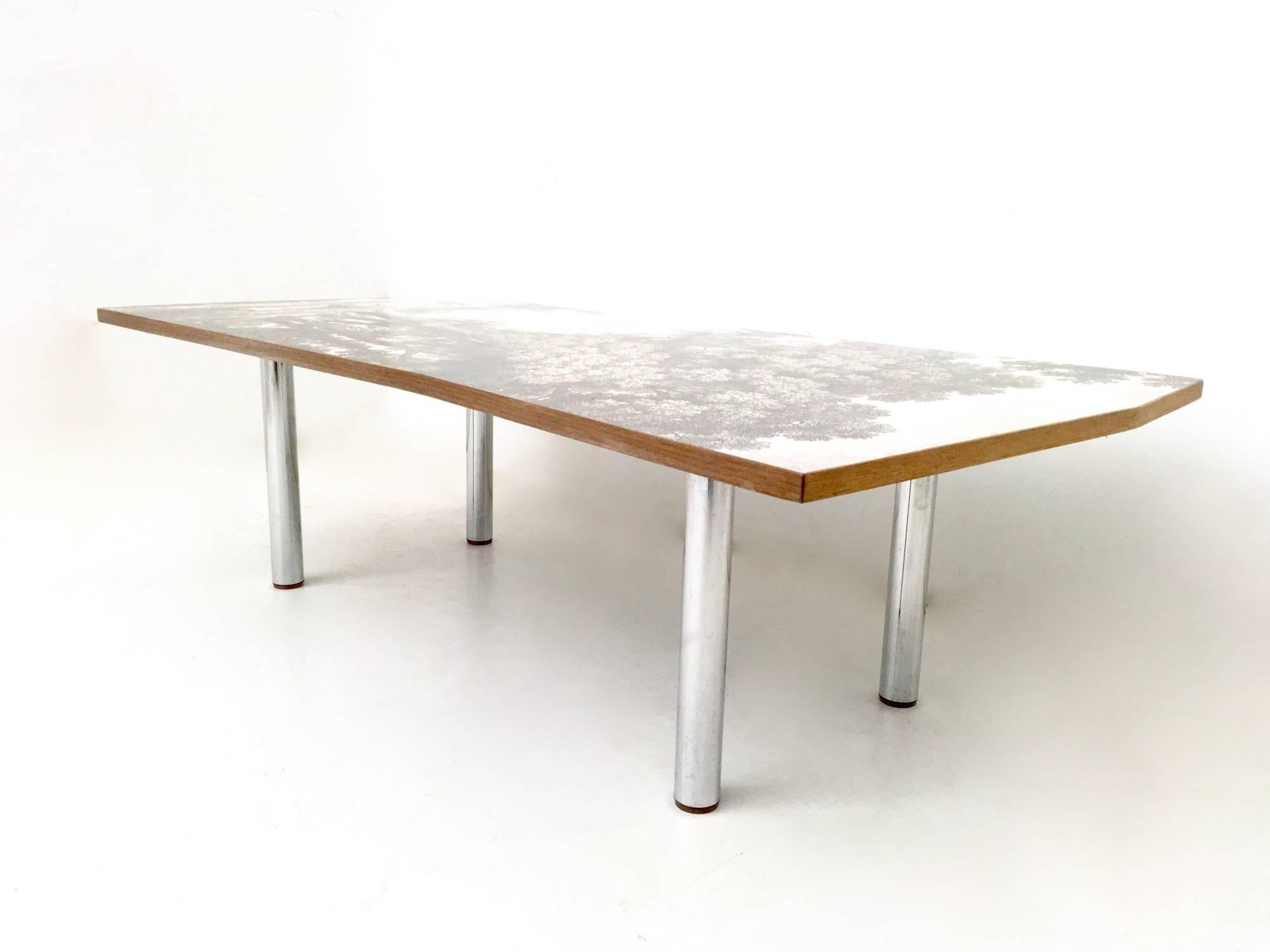 This is a wooden coffee table that features screwable steel legs and a printed top.
In mint condition and ready to become a piece in a home.

