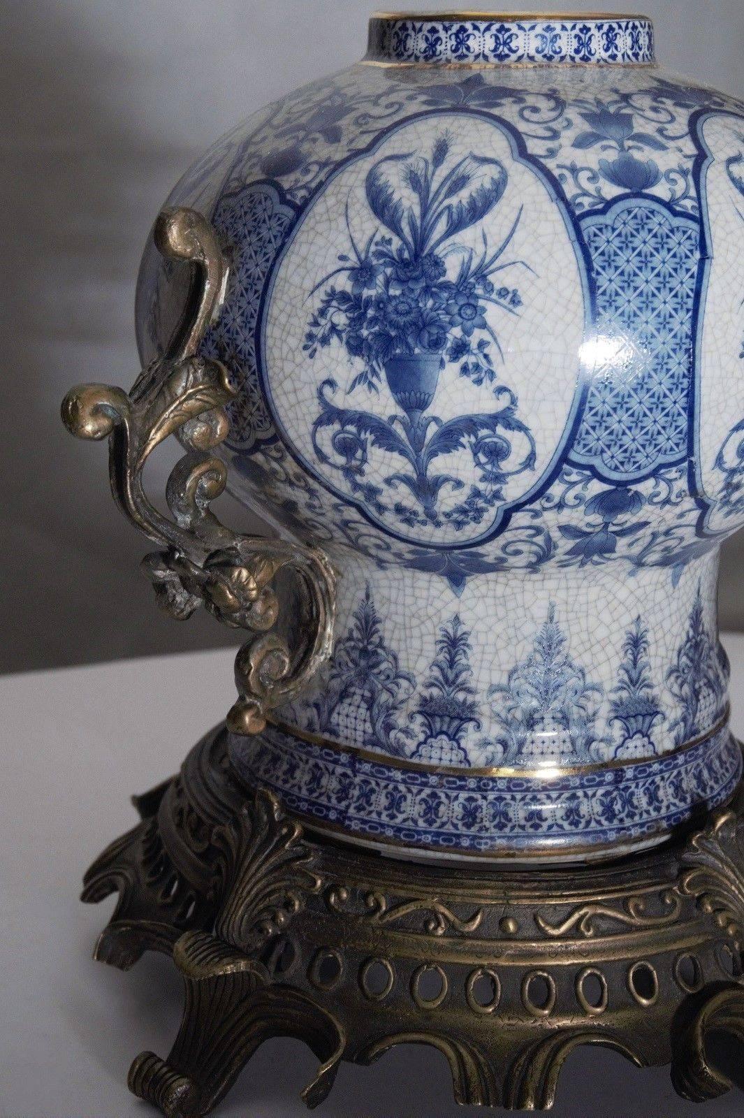 Transfer Dekoriertes Globusgefäß aus blauem und weißem Porzellan in Chinoiserie-Bronze (Handbemalt) im Angebot