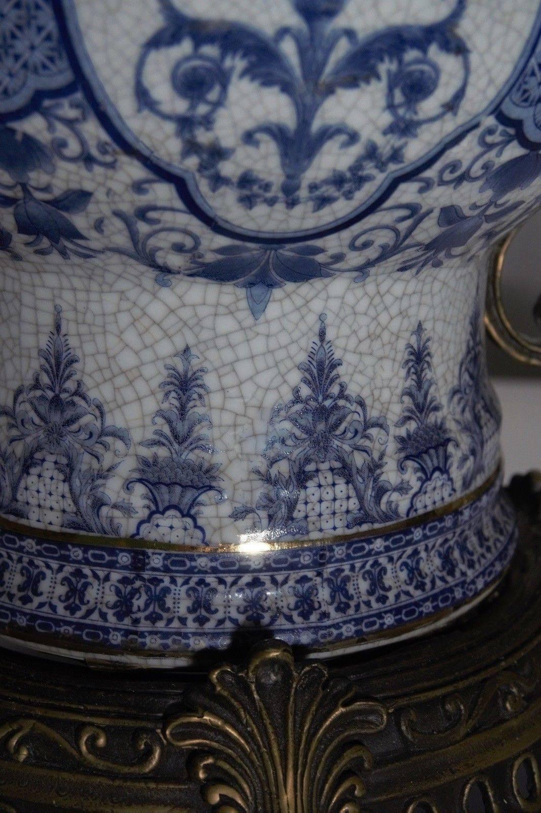 Transfer Dekoriertes Globusgefäß aus blauem und weißem Porzellan in Chinoiserie-Bronze (19. Jahrhundert) im Angebot