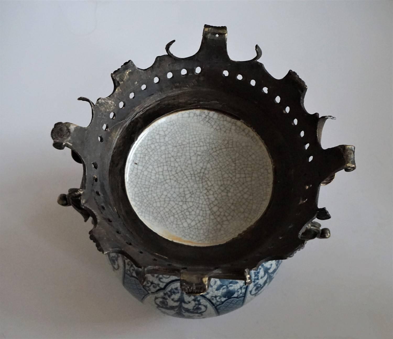 Bronzo Vaso globulare in porcellana bianca e blu con decorazioni a trasferimento di Chinoiserie in vendita