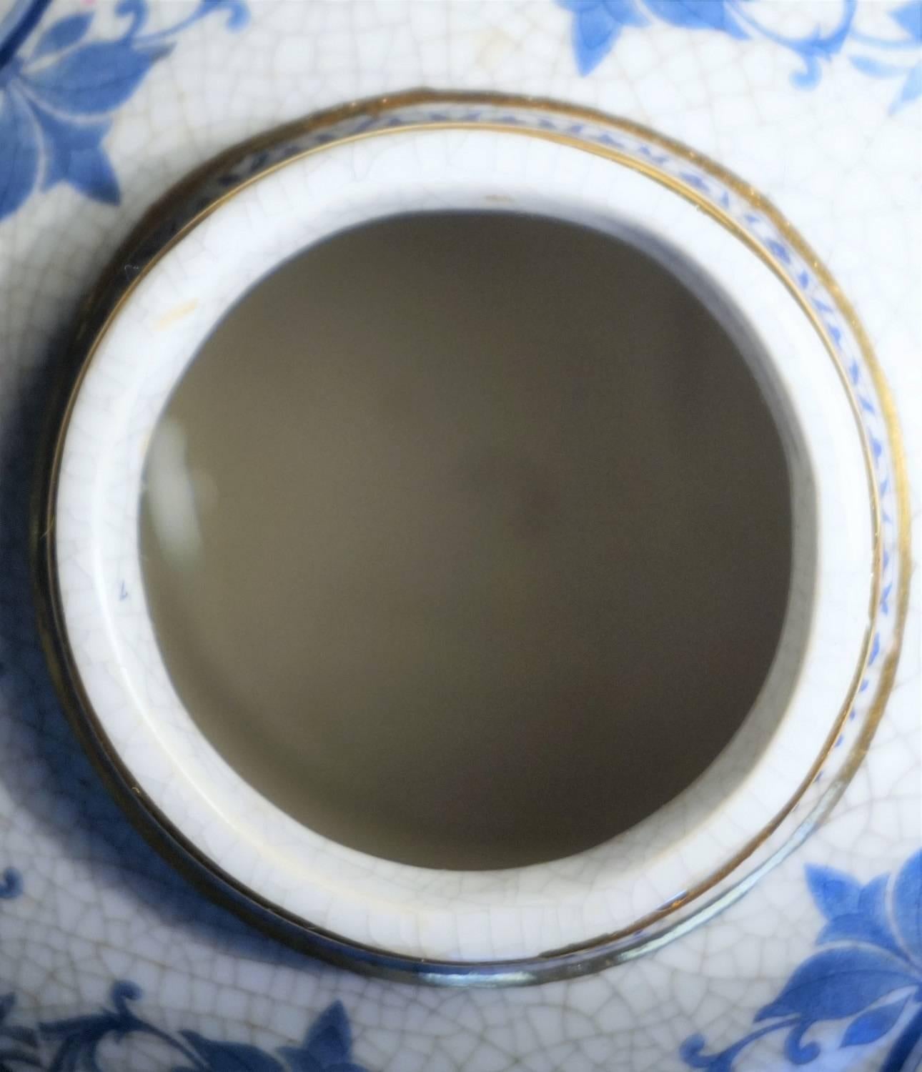 Vaso globulare in porcellana bianca e blu con decorazioni a trasferimento di Chinoiserie in vendita 1