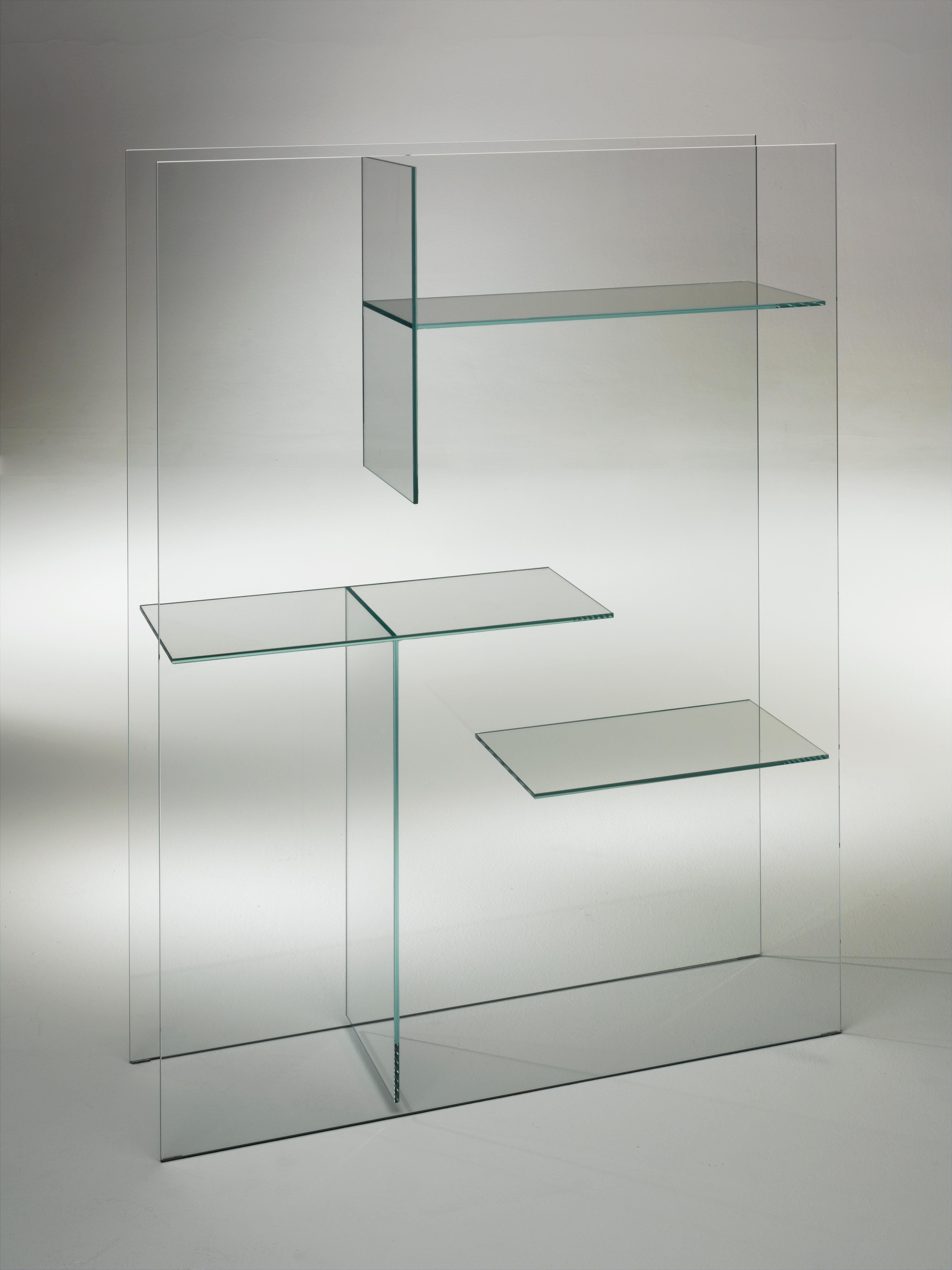 La unidad de almacenamiento Transfix se muestra aquí en cristal transparente extralight. Mueble expositor y de almacenamiento y elemento divisor y apantallador de los espacios, obtenido mediante el encolado de placas de vidrio laminado de 5+5 mm.