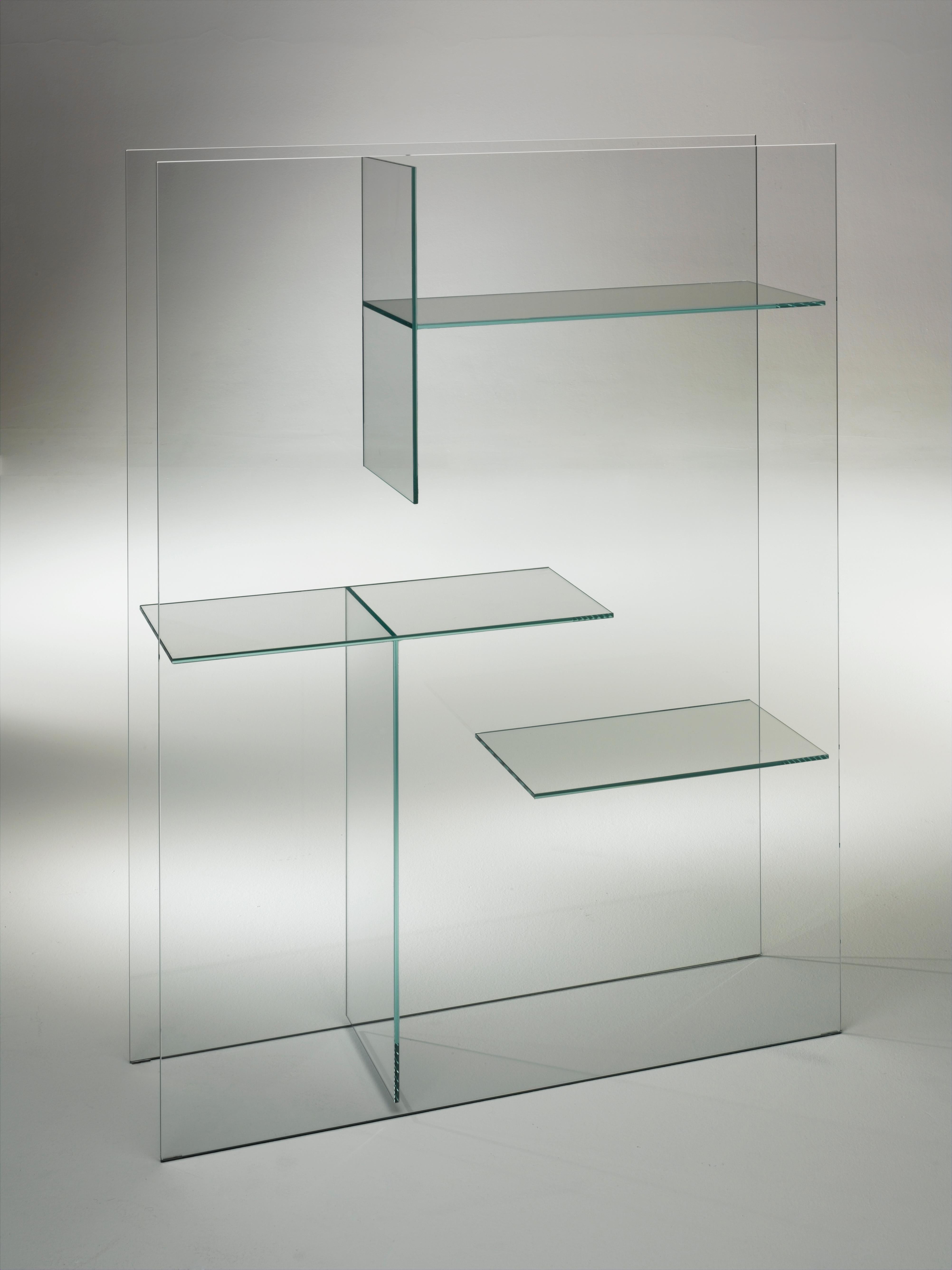 Le meuble de rangement Transfix est présenté ici dans le verre extralight transparent. Meuble d'exposition et de rangement et élément divisant et tamisant les espaces, obtenu par collage de dalles de verre feuilleté 5+5 mm. Disponible en verre