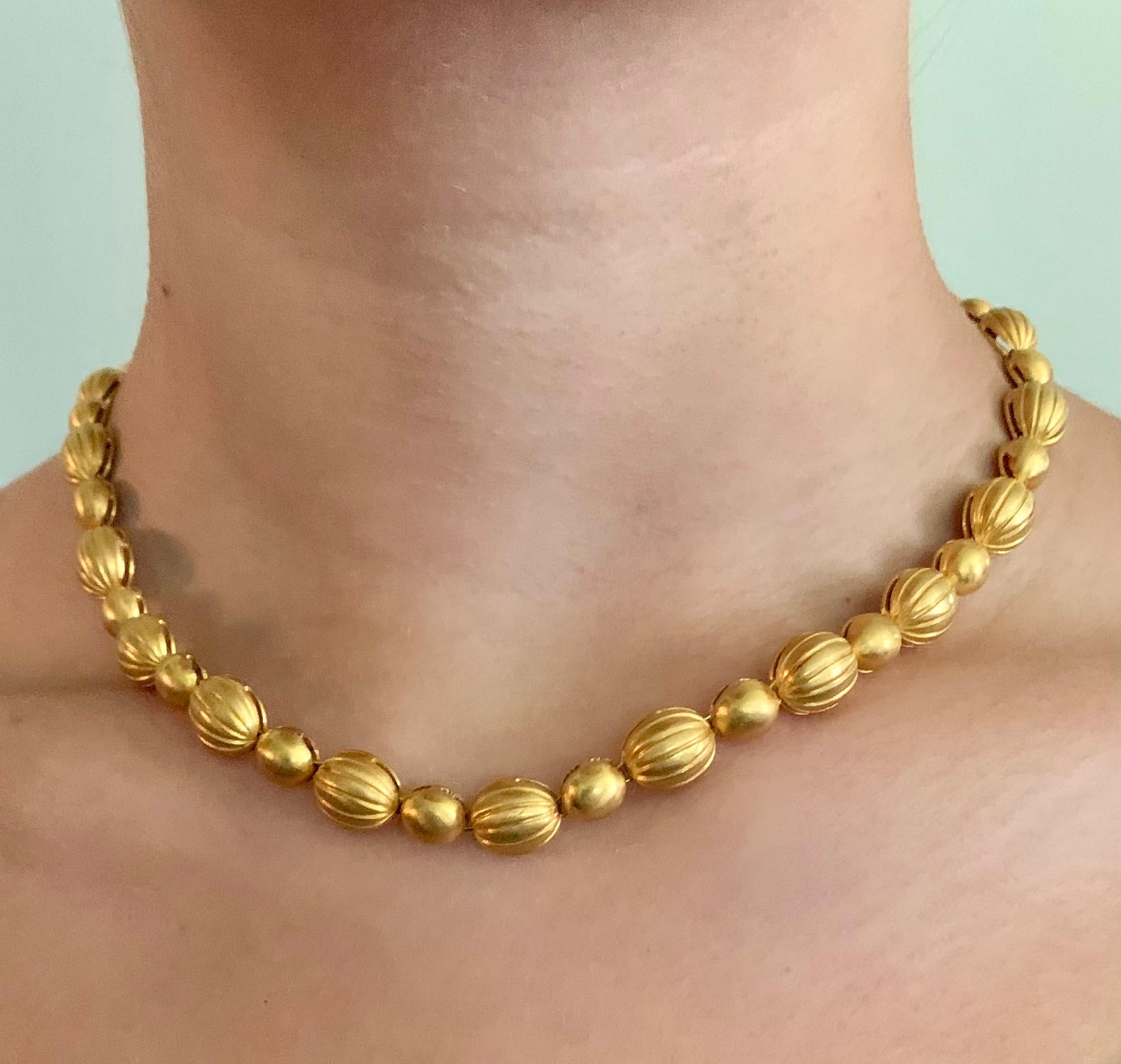Kräftige, schwere europäische Halskette aus 18 Karat Gelbgold im byzantinischen Stil mit transformierbarem Kreuzdesign. 
Diese Halskette wurde so konzipiert, dass sie auf zwei Arten getragen werden kann: Auf der einen Seite befinden sich ovale,