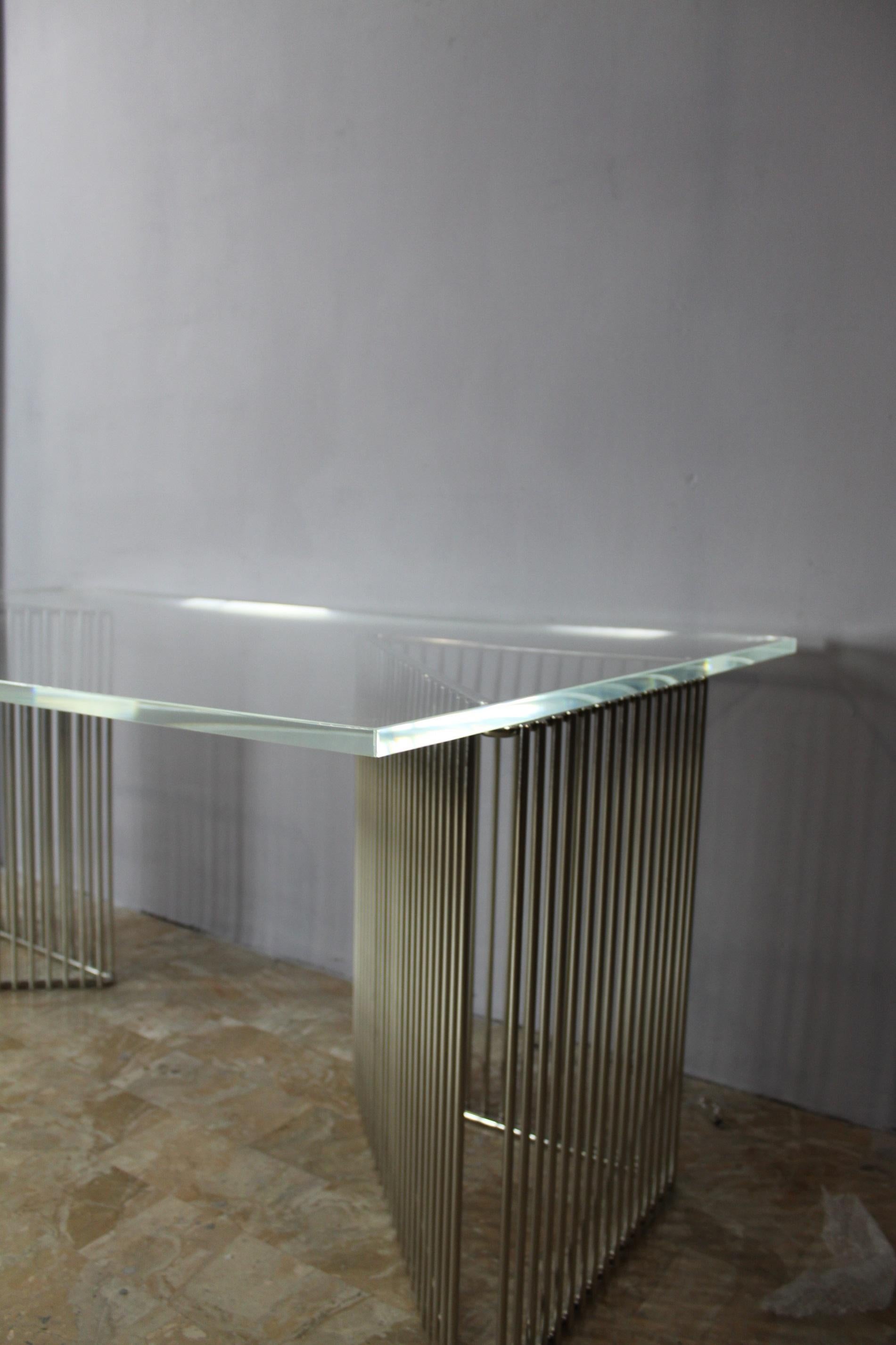 Voici le mobilier rare et luxueux de François Arnal - un chef-d'œuvre caméléon des années 1970, conçu exclusivement pour Atellier 2, marque française de décoration d'intérieur haut de gamme. Cette pièce remarquable est plus qu'un simple meuble,